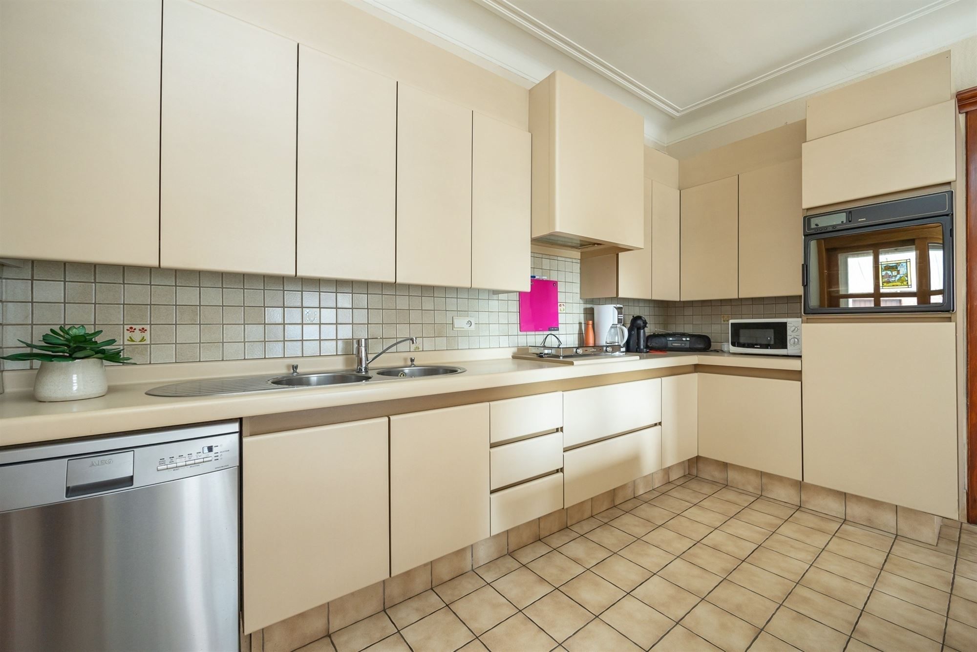 Ruime woning met 4 slpkmrs. en koer foto 11