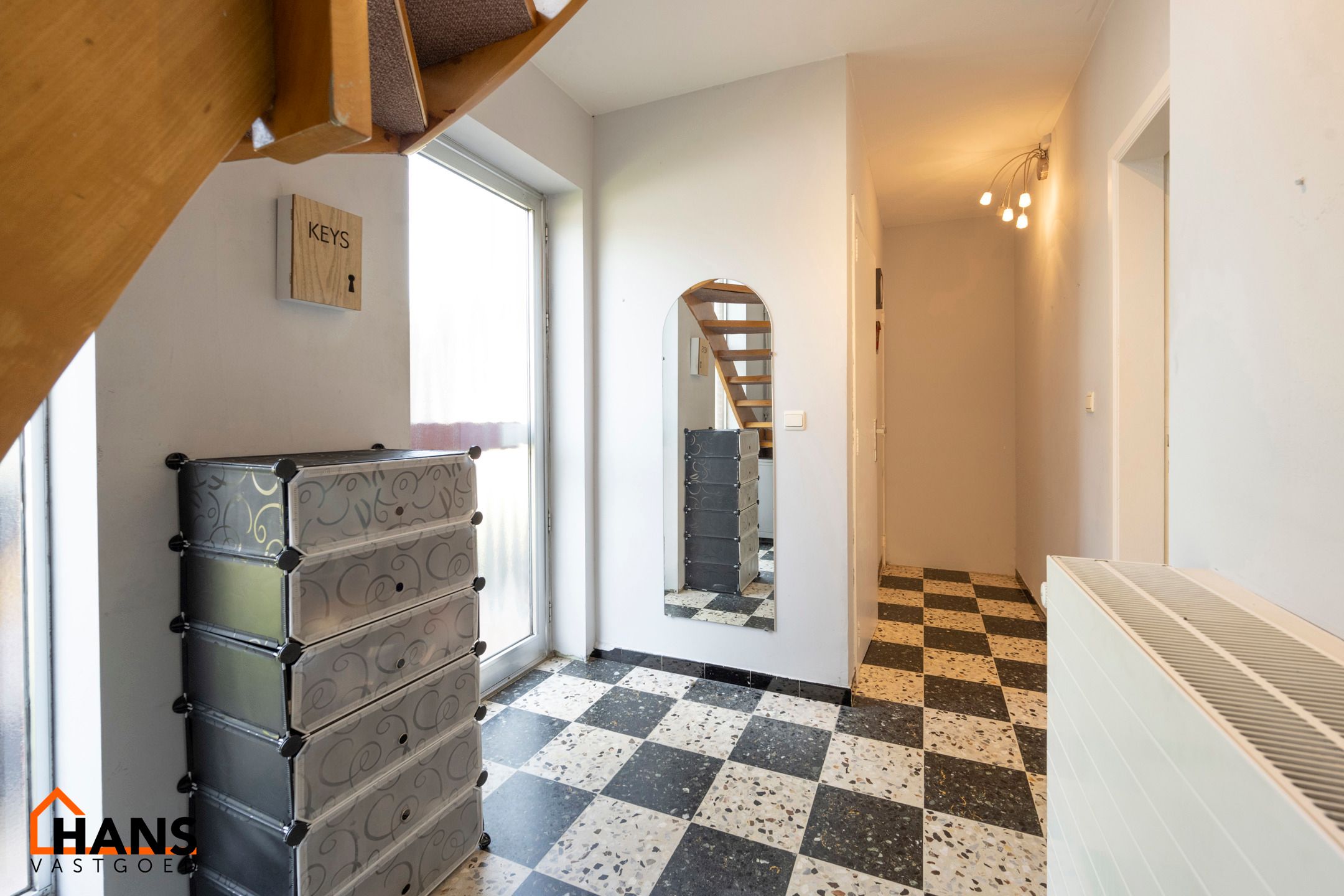 Instapklare halfopen hoekwoning met garage, oprit en tuin. foto 2