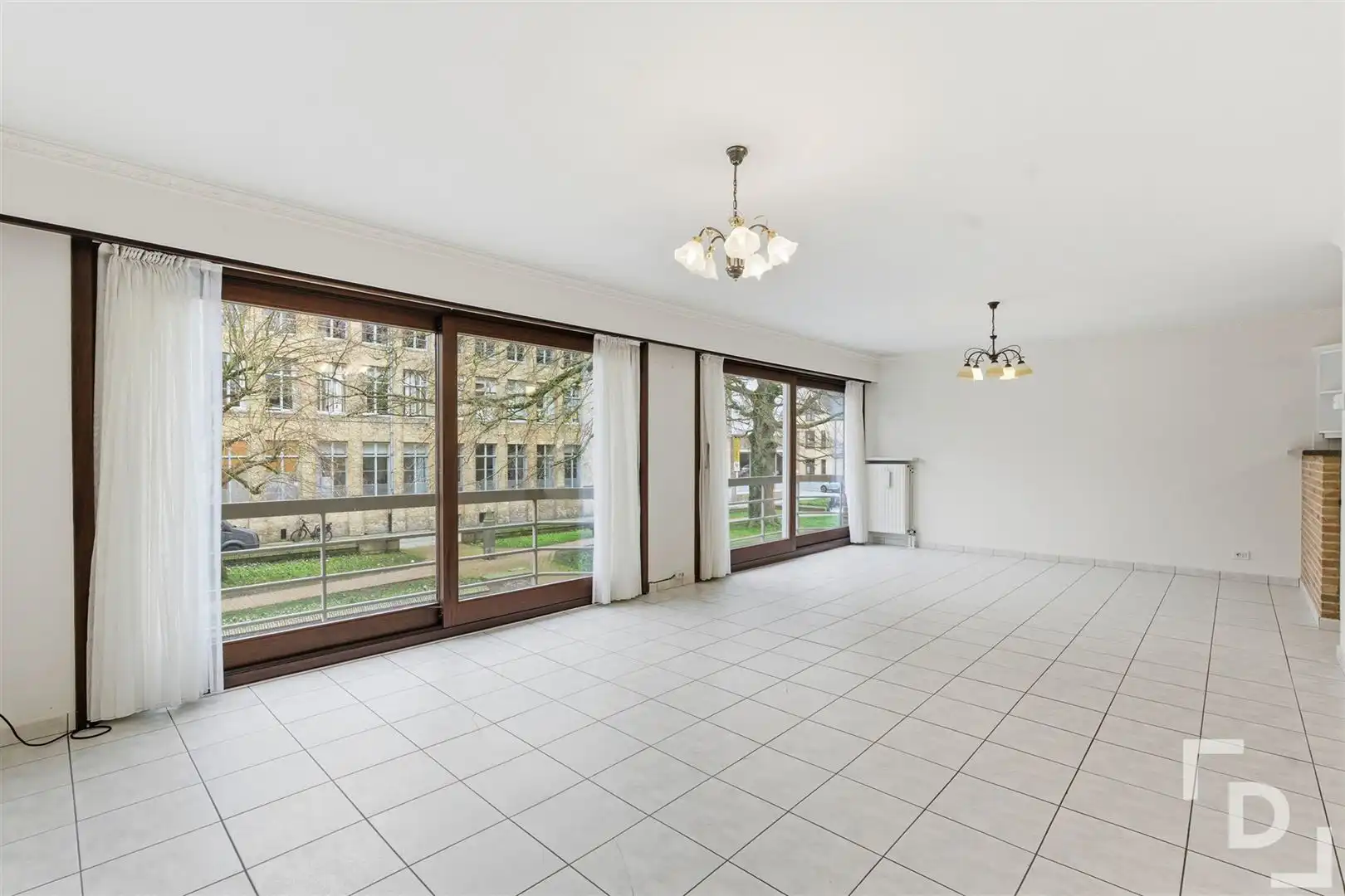 Appartement met 2 slaapkamers en garage te koop in centrum Poperinge. foto 2