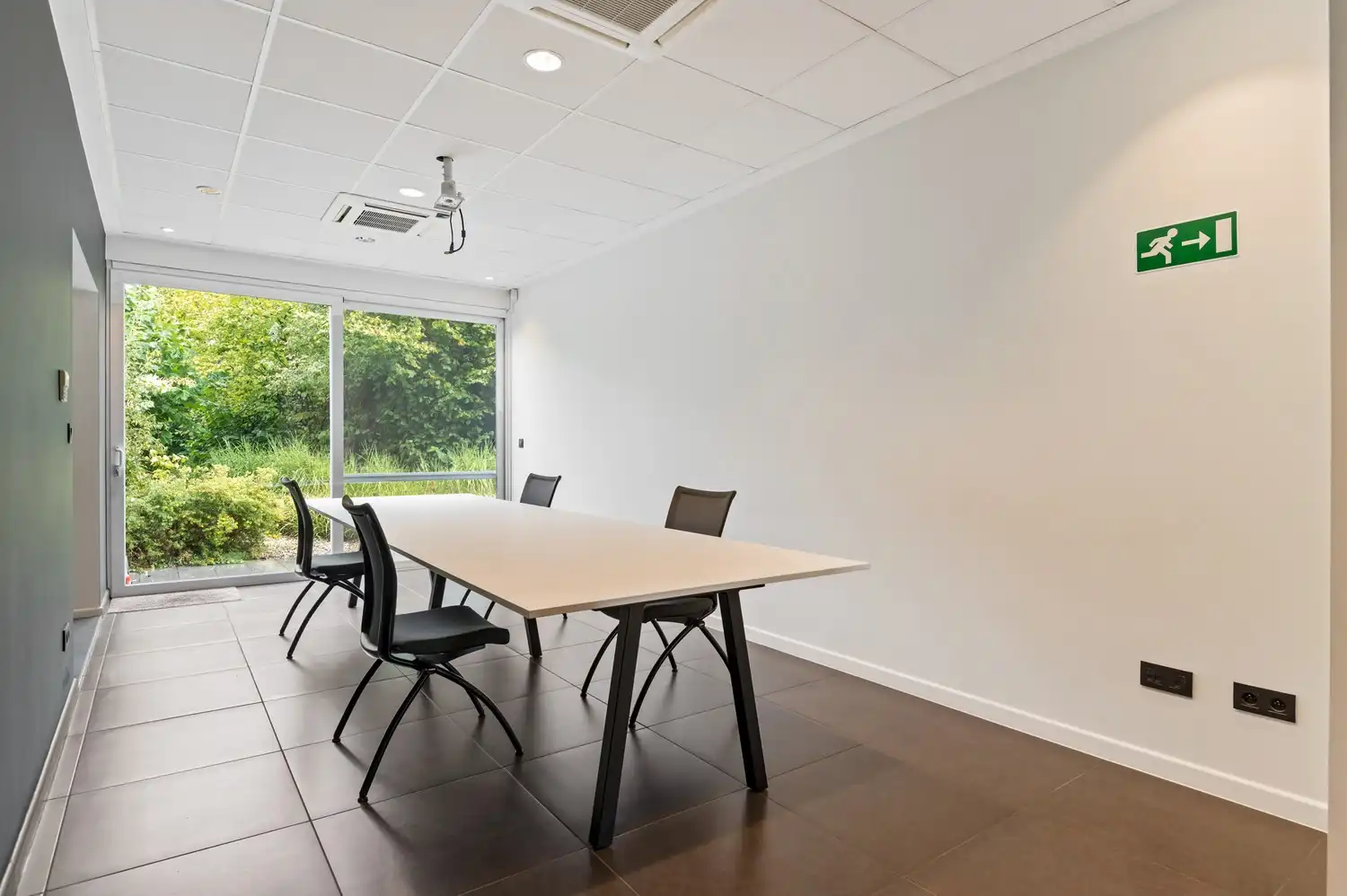 Ruim kantoorgebouw op een centrale locatie te koop in Wommelgem foto 9