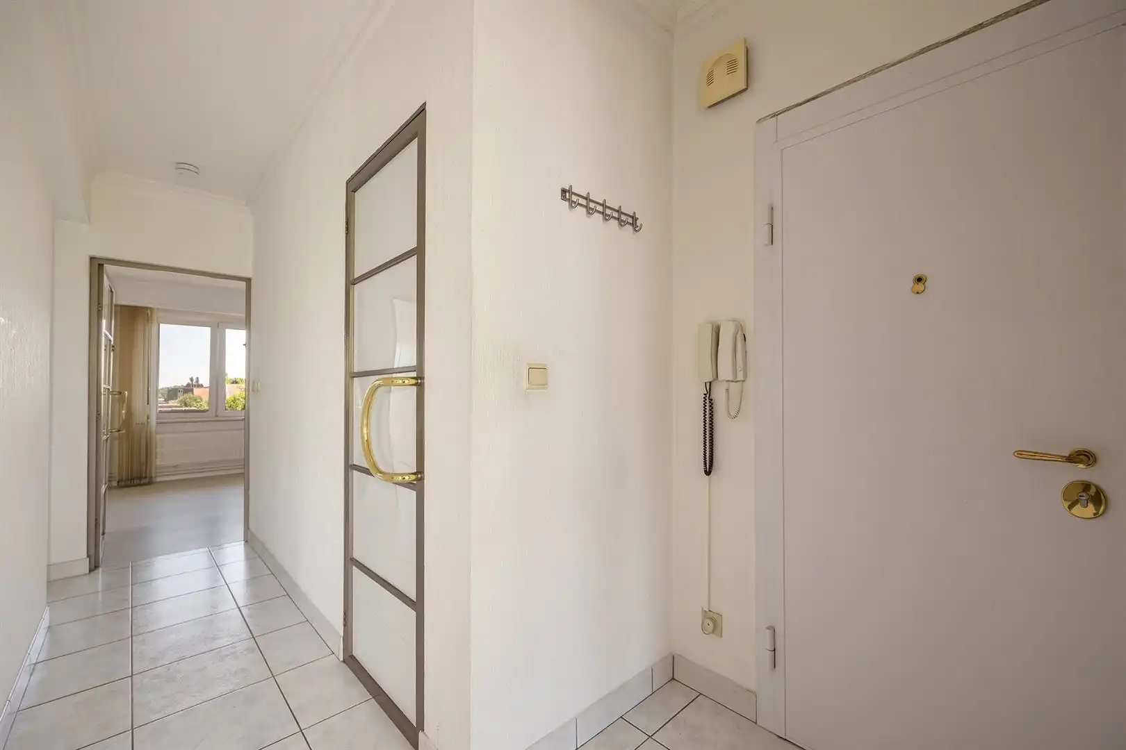 Ruim appartement met 2 slaapkamers, dressing en terras foto 9