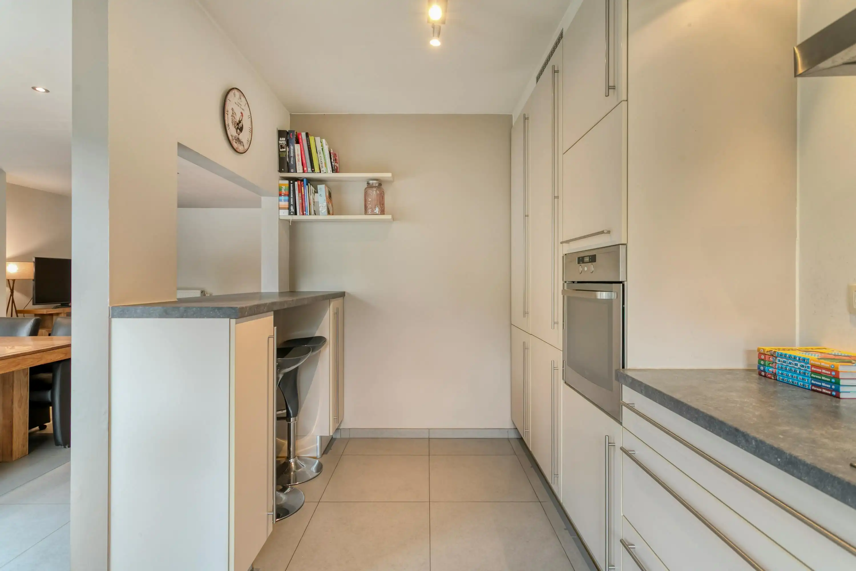 Ruim instapklaar huis: 4 slaapkamers, garage en grote tuin foto 9
