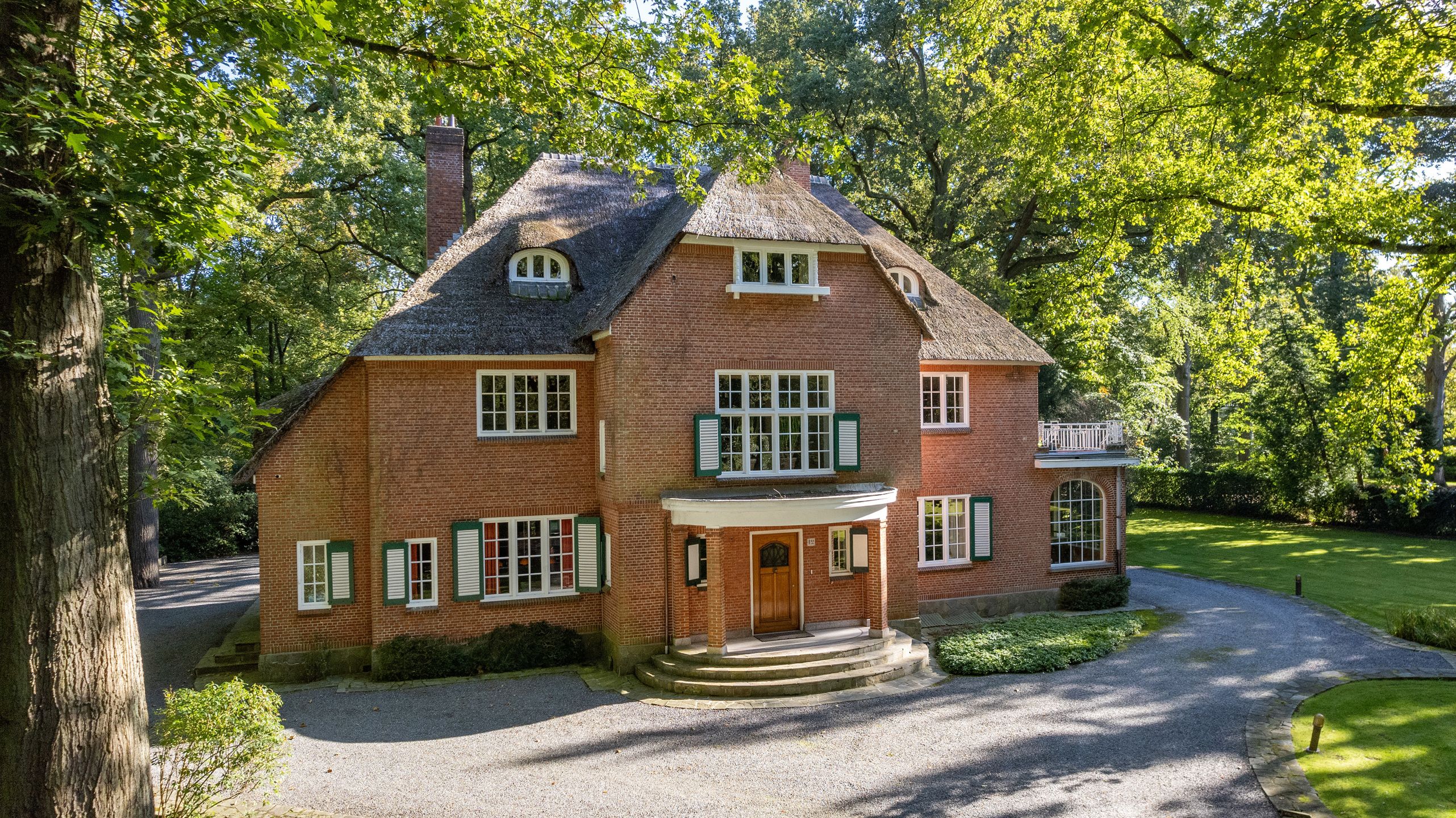 In Vriesdonk, rietgedekte karaktervolle villa met authentieke elementen, prachtige parktuin, hoge plafonds en veel verbouwingspotentieel!  Grondoppervlakte  is ca. 9127m². foto 24