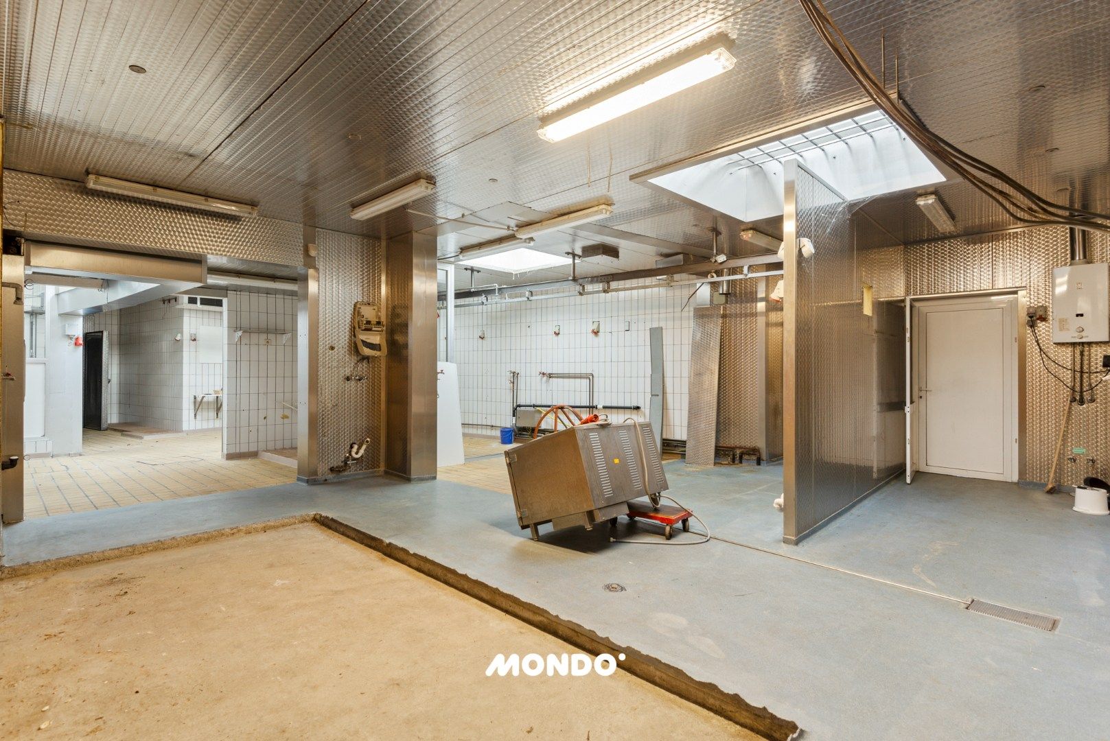 Veelzijdig handelspand met duplex in hartje Willebroek — uitstekende commerciële ligging. foto 11