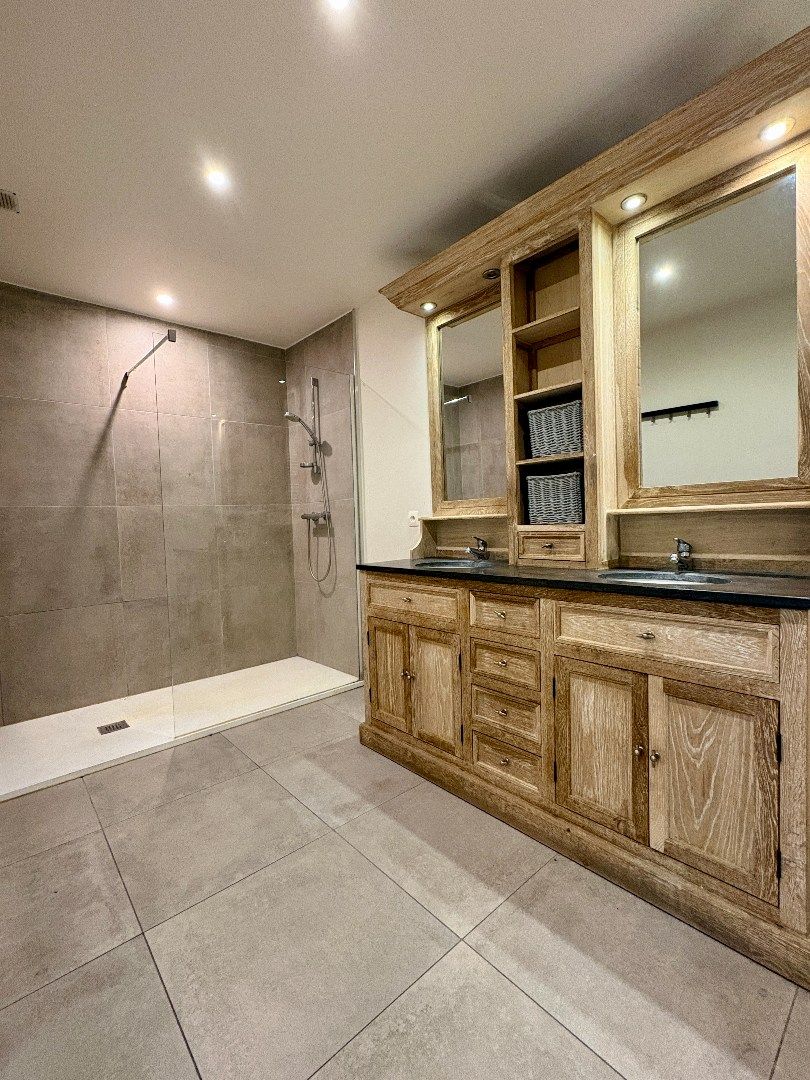 Totaal gerenoveerde woning met 305 m² bew. Opp., 4slks + gelijkvloerse kamer. foto 7