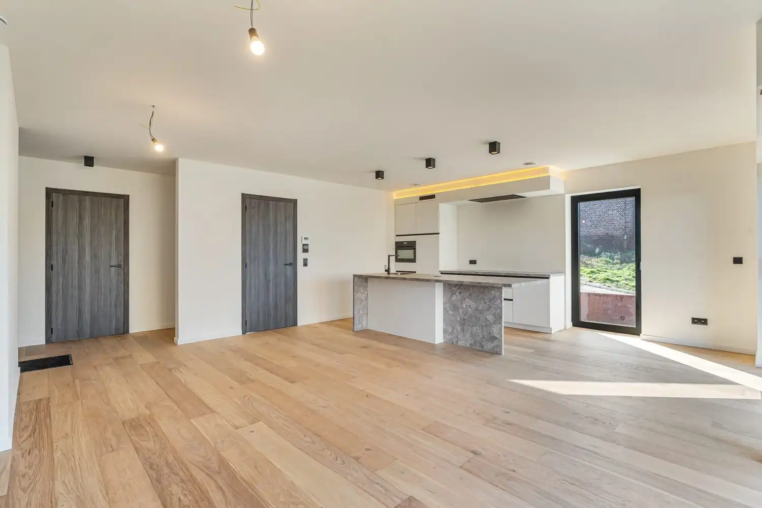 Rijwoning 1 luxueus wonen met ruim terras in het hart van Borgloon! foto 6