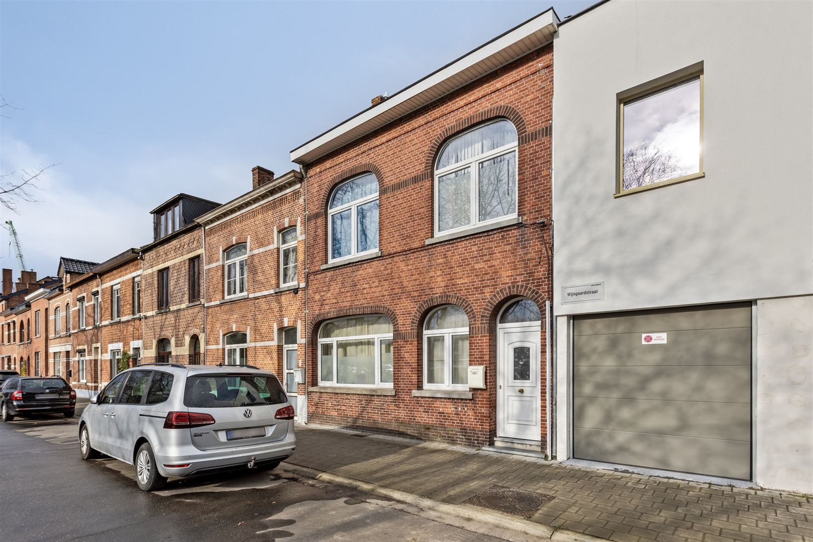 TE KOOP: Te renoveren woning op toplocatie in Hasselt! foto {{pictureIndex}}