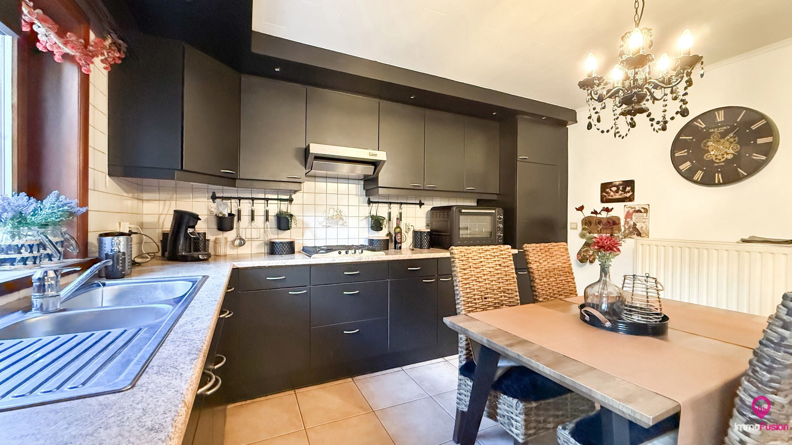 Idyllische woning met 2 slaapkamers, weide en stallen! foto 9