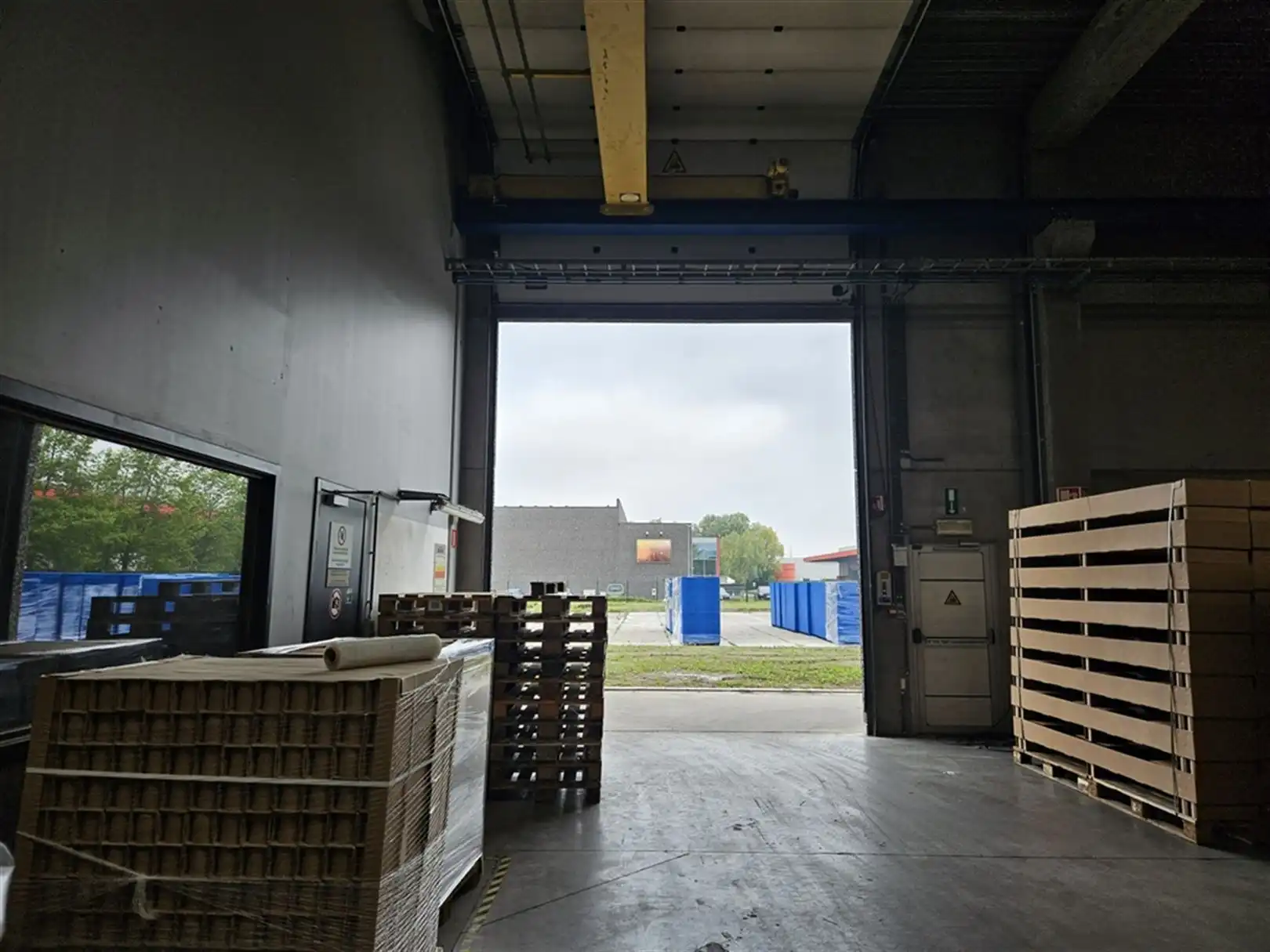 Magazijn met kantoor en verhard terrein te Desteldonk foto 11