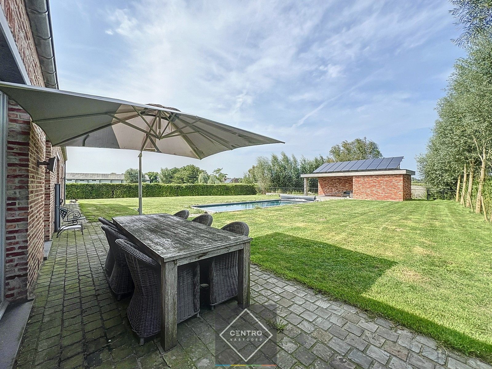 Prachtige LANDELIJKE VILLA in pastorijstijl (EPC-score B) met zwembad en weide achteraan op een perceel van 2.730m² te IZEGEM ! foto 12