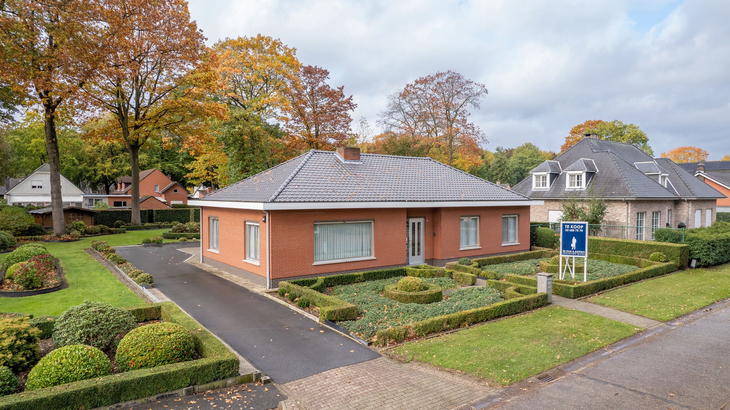 Goed onderhouden gelijkvloerse woning met 4 slaapkamers foto {{pictureIndex}}