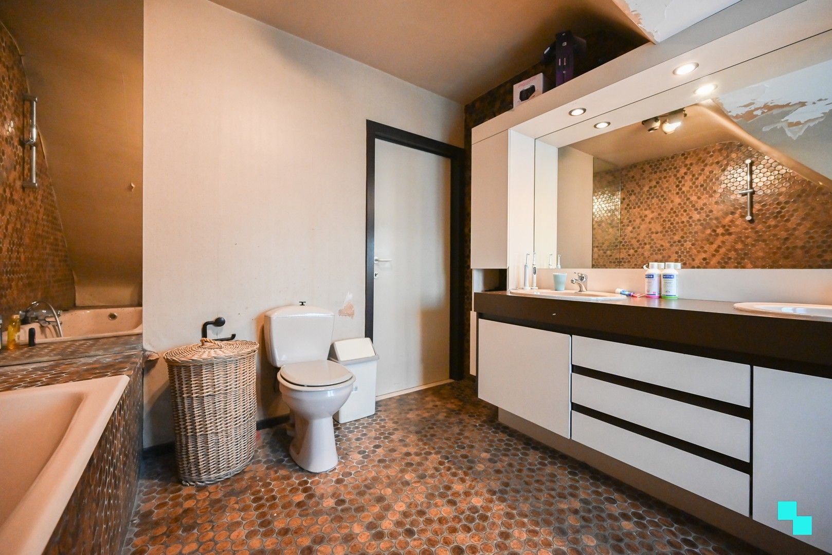 Uitzonderlijke eigendom bestaande uit een gezinswoning & afzonderlijk (kantoor)gebouw te Izegem foto 17