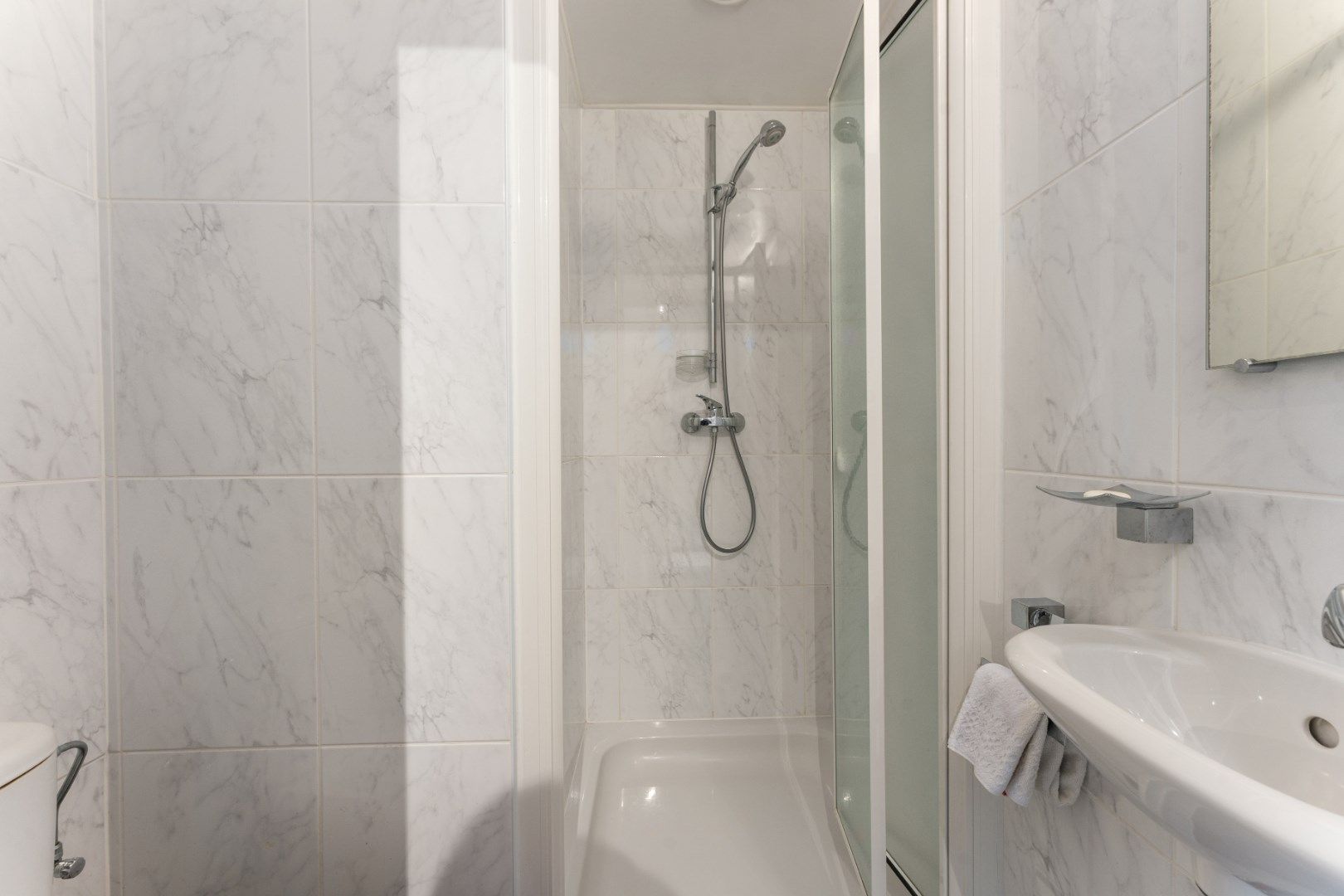 Prachtig 2 slaapkamer appartement met zijdelings zeezicht en ruim zongericht terras foto 11