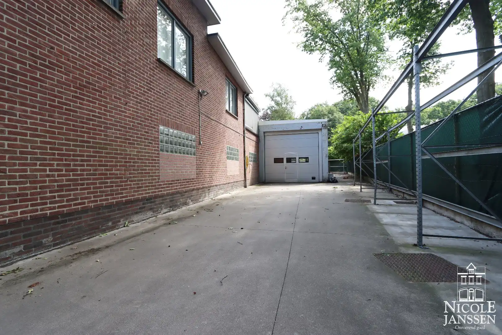 Handelspand met grote loods en bovengelegen woonst net buiten het centrum van Maaseik foto 2