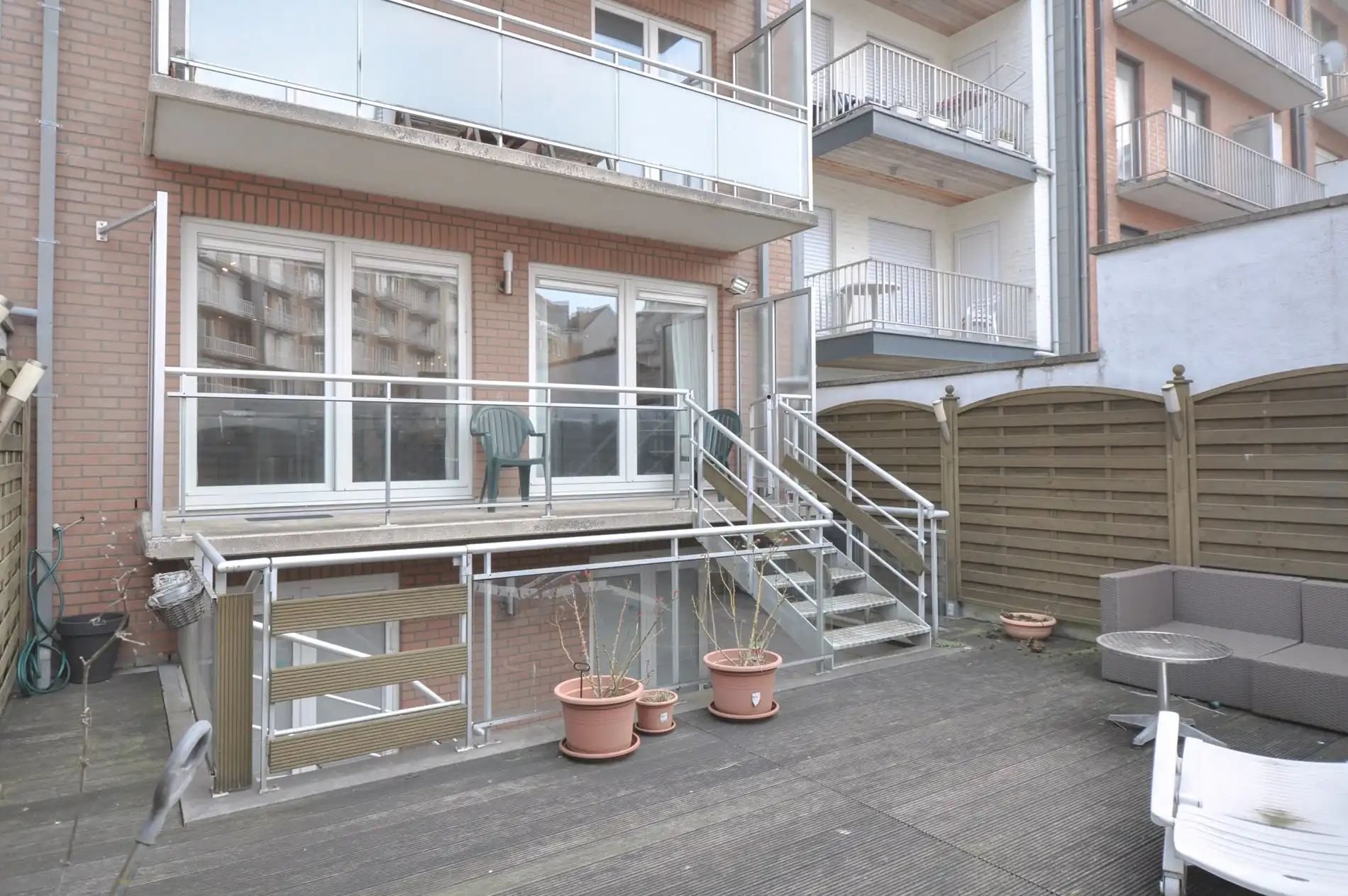 Lichtrijk appartement met een ruim zuidwest gericht terras gelegen nabij het commercieel centrum en het strand. foto 3