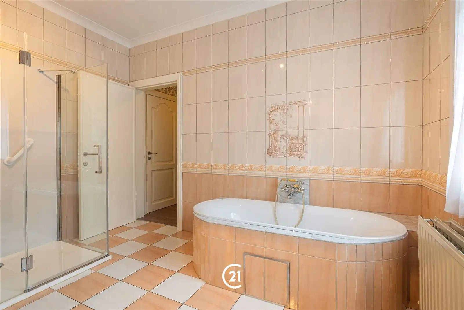 Een ruime woning met karakter, tuin, garage op een interessante locatie.  foto 10