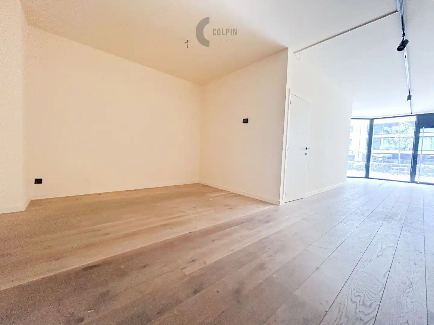 Instapklaar handelspand op topligging in hartje Knokke-Heist, nabij de zeedijk en het Heldenplein. foto 9