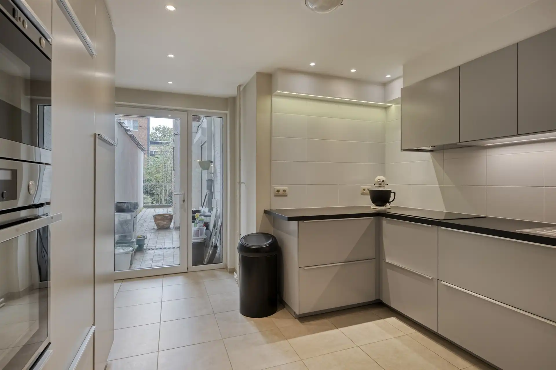 Appartement te koop met 2 slaapkamers en terras in Berchem!  foto 7