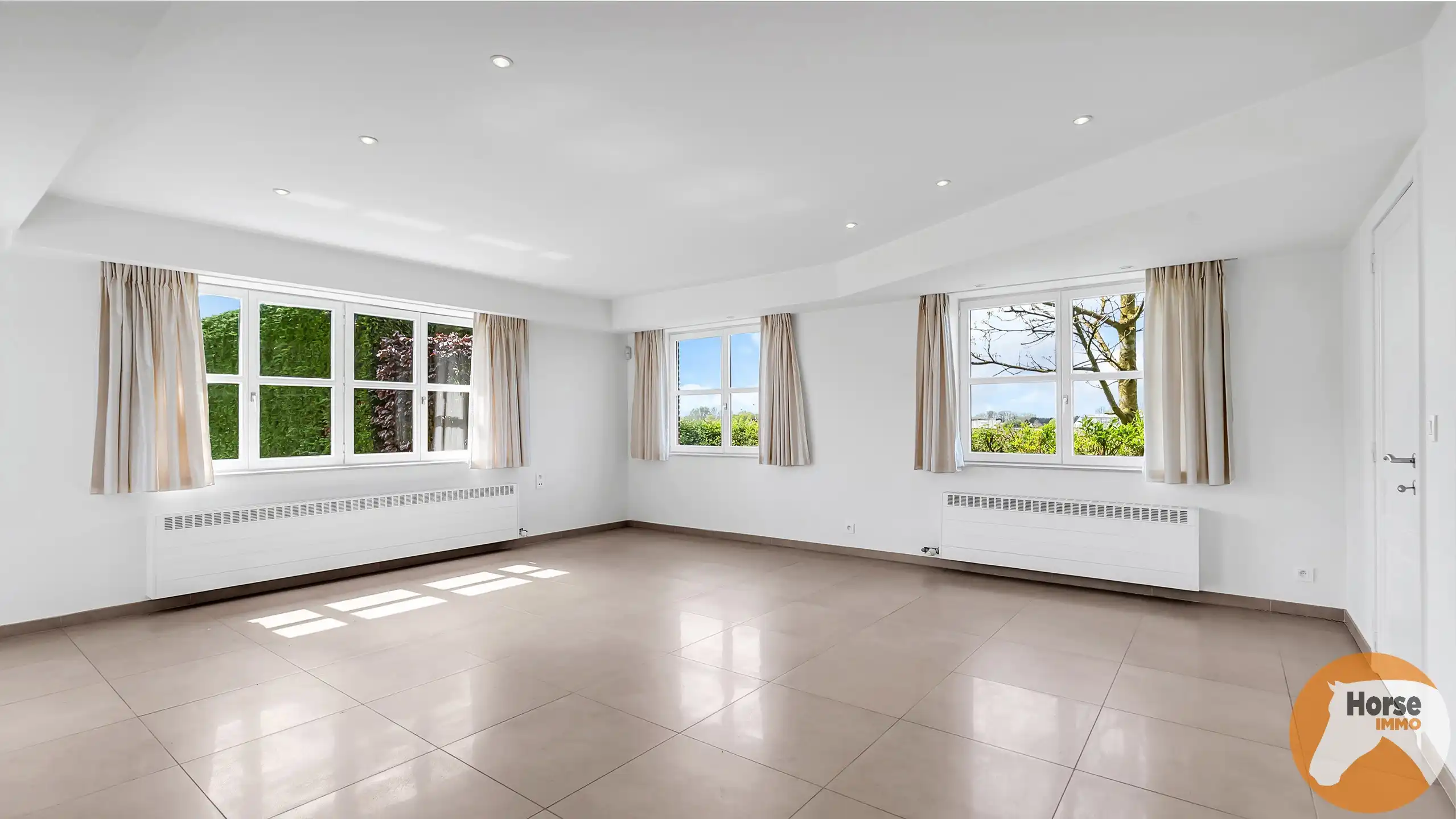 MEISE  – Landelijke woning met 3 loodsen op prachtig perceel foto 8