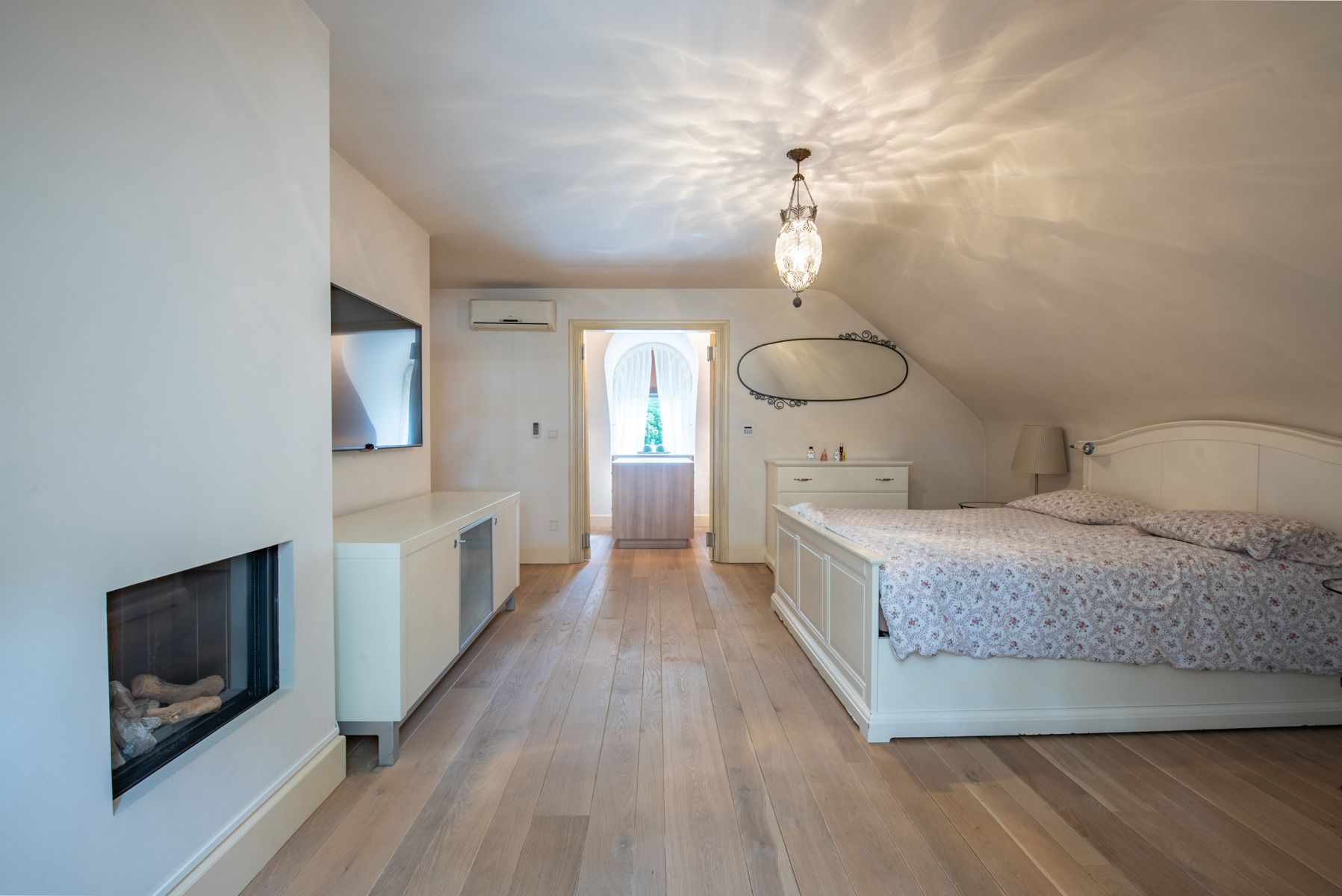 Riante villa met 5 slaapkamers, 4 badkamers en binnenzwembad foto 19