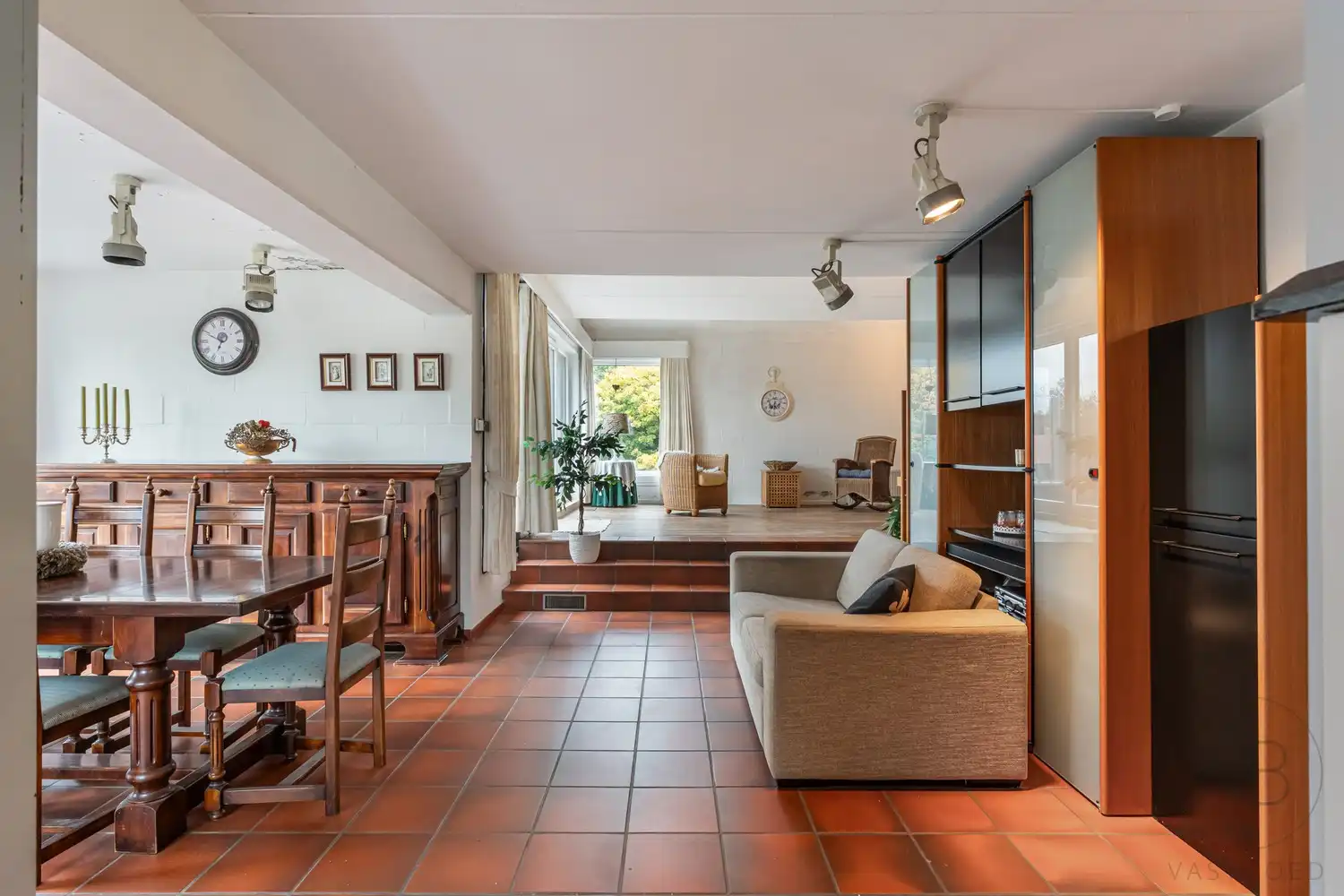 Pand met vergunde praktijkruimte, woonst, garage en carport in Opglabbeek foto 4