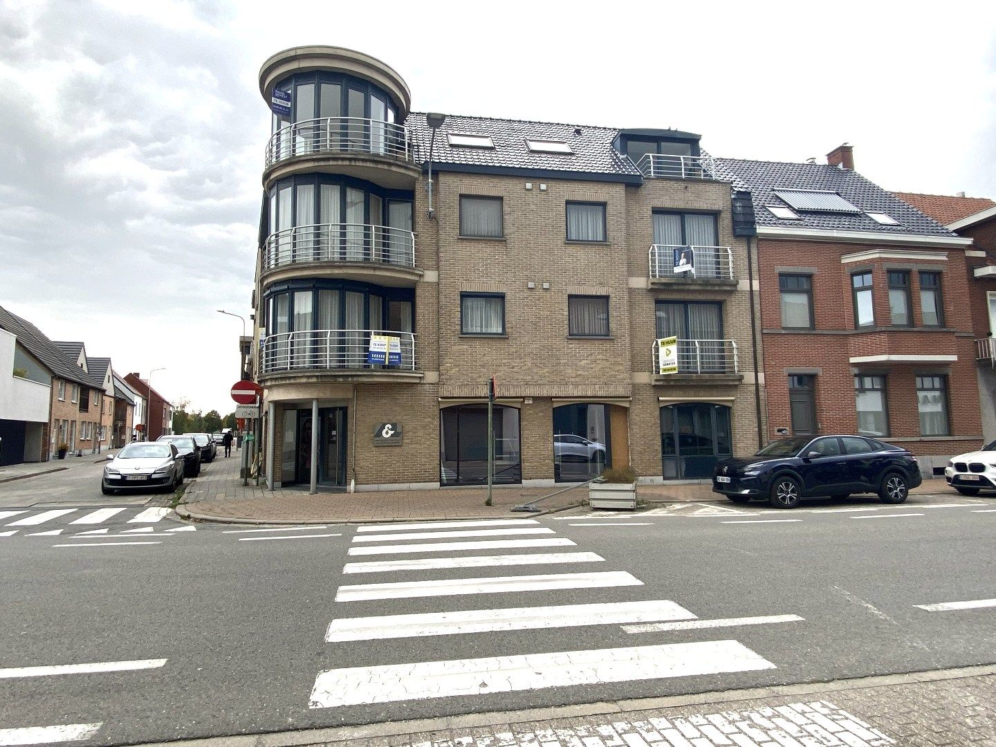 GEZELLIG APPARTEMENT MET 2 SLPKS EN GARAGEBOX | GEZELLIG TERRAS foto {{pictureIndex}}