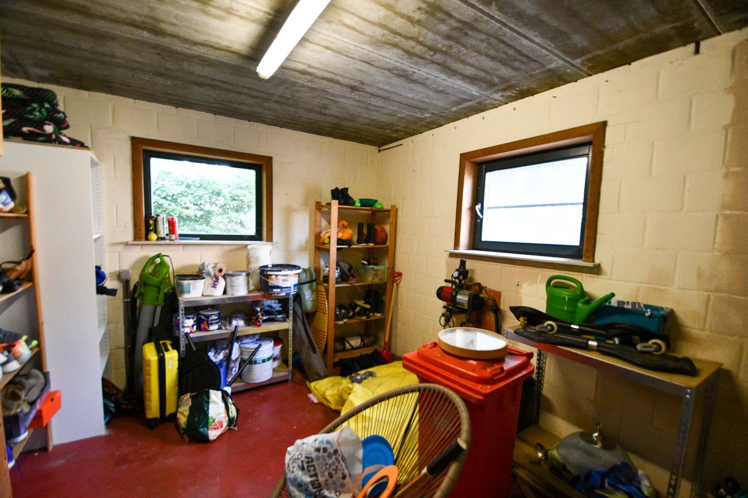 Ruime modernistische woning met grote tuin en garagegebouw foto 22
