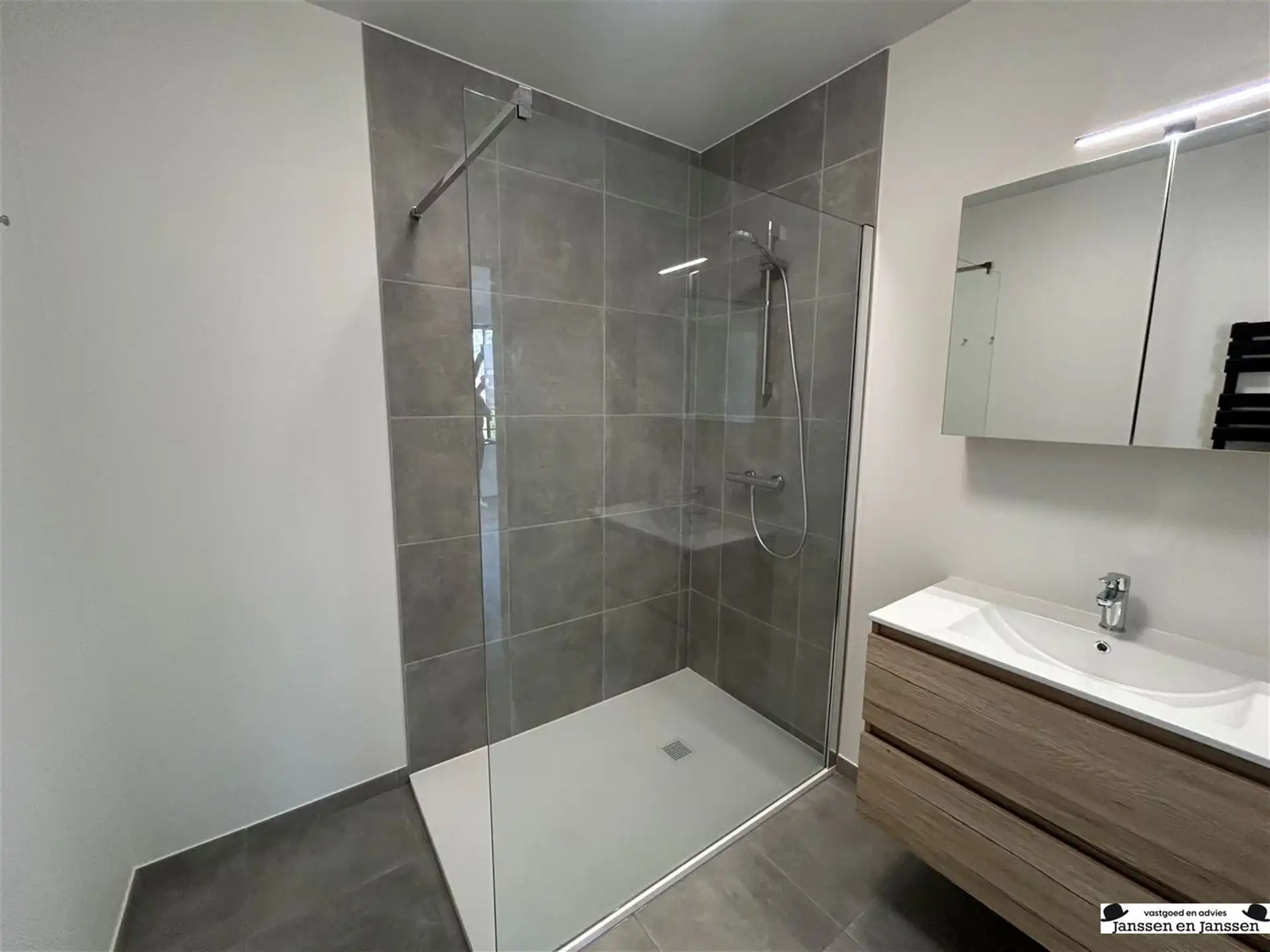 Prachtig appartement met 1 slaapkamer, parking en berging foto 8