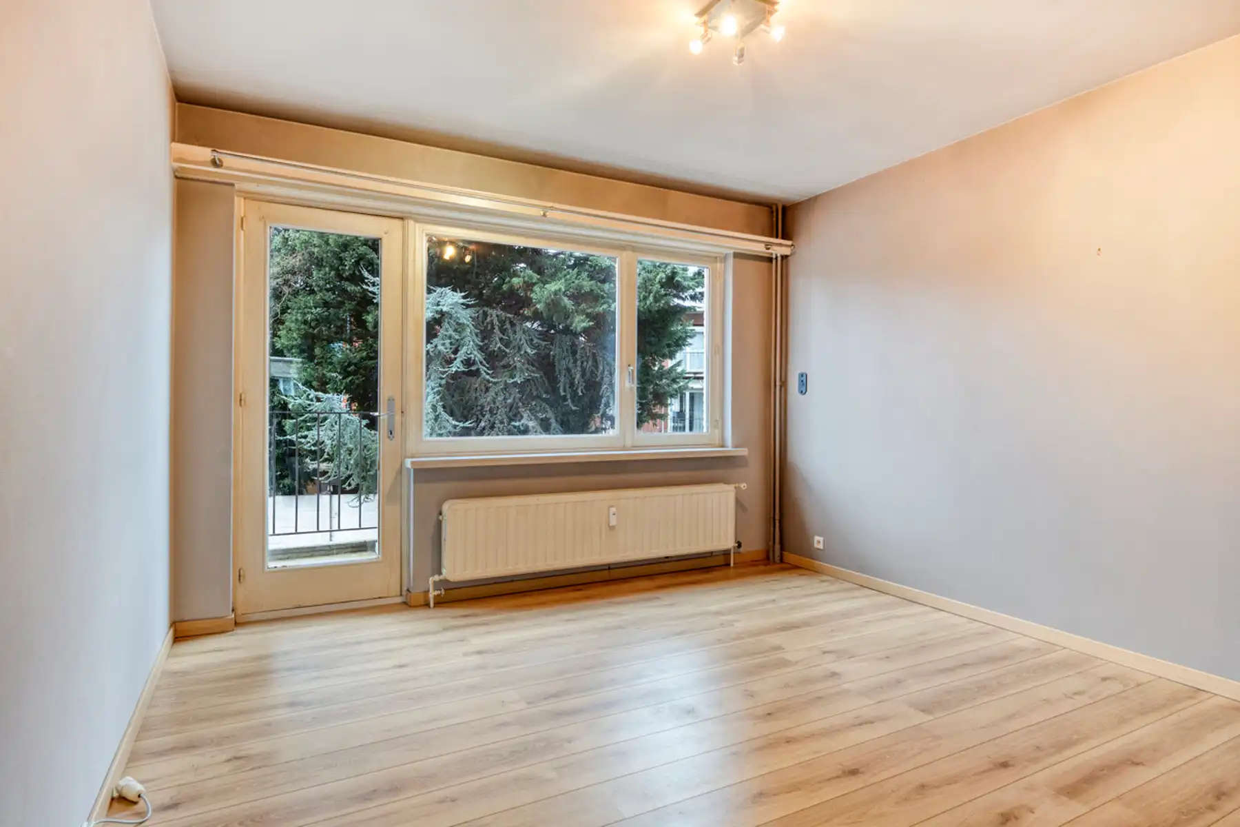 Ruim en lichtrijk appartement met 2 slaapkamers. foto 9