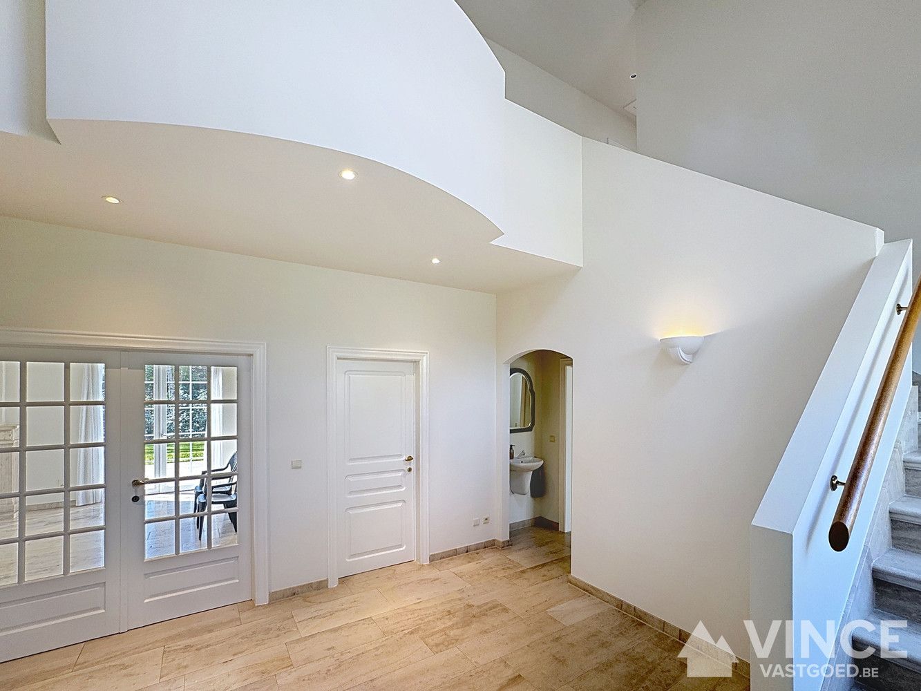 Prachtige villa in een rustige straat, omringd door groen foto 3
