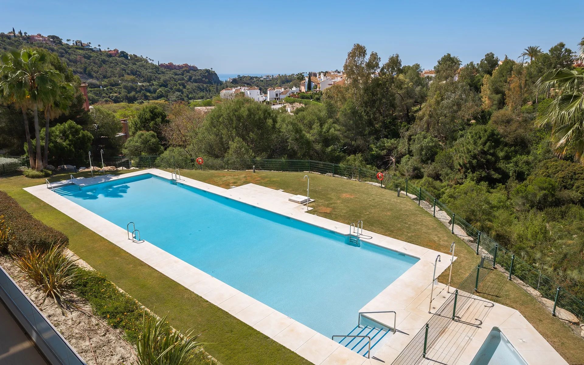 Exclusief wonen met panoramisch uitzicht: luxe appartement in Benahavis foto 20