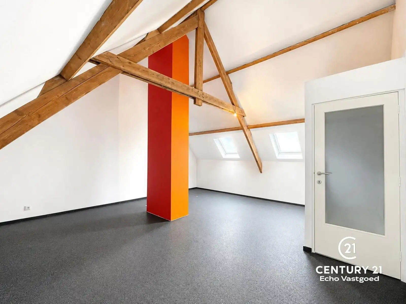 Centraal gelegen, gerenoveerde en instapklare woning foto 16