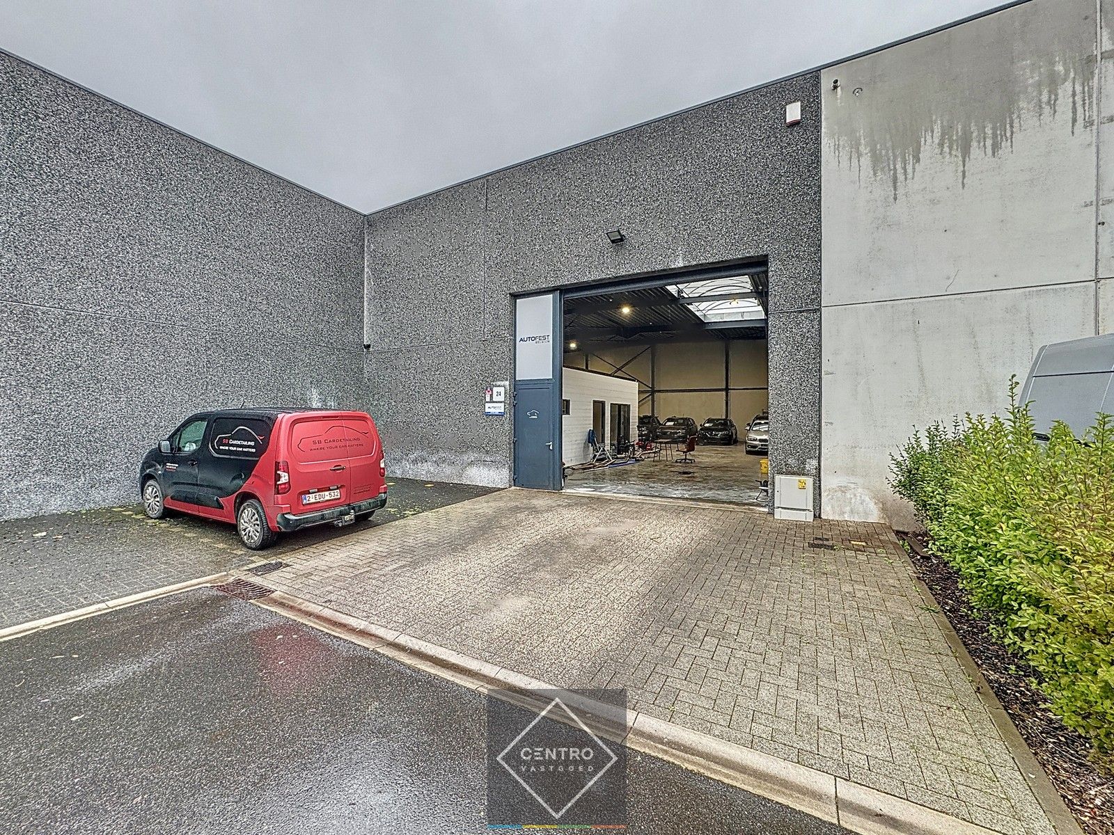 Kwalitatief en goed geïsoleerd NB MAGAZIJN (328m²) met BUREEL en sanitair. Inclusief 2 private parkeerplaatsen op ambachtelijke zone te Oostkamp! foto 9