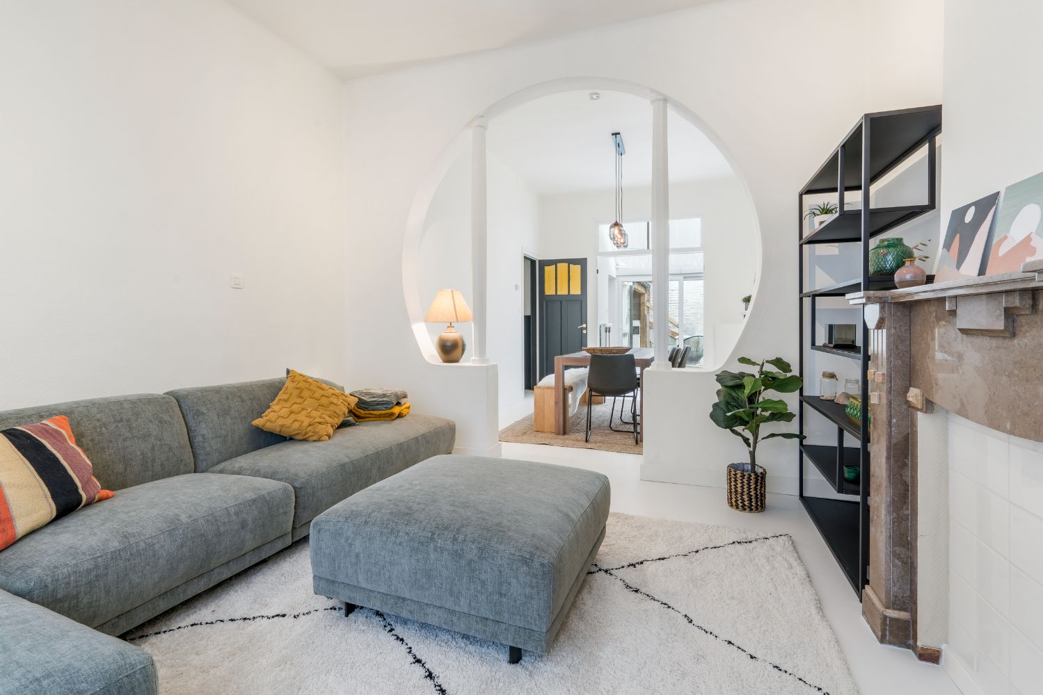 Gerenoveerd ongemeubeld herenhuis met drie slaapkamers en twee badkamers en een buitenruimte. Op wandelafstand van het centrum maar toch in een rustige buurt. In de nabijheid van scholen. foto 3