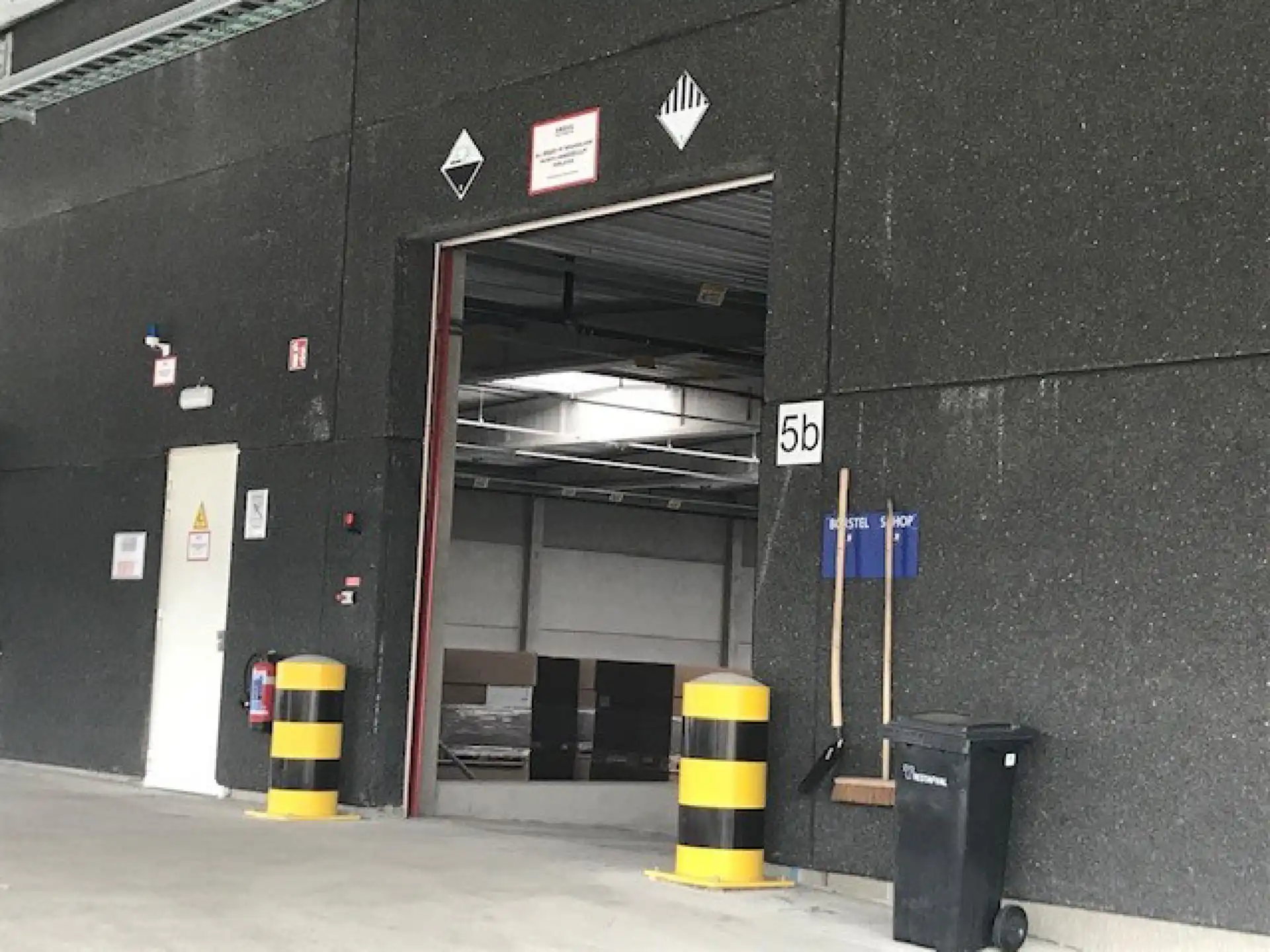 Kantoor met magazijn TE HUUR foto 9