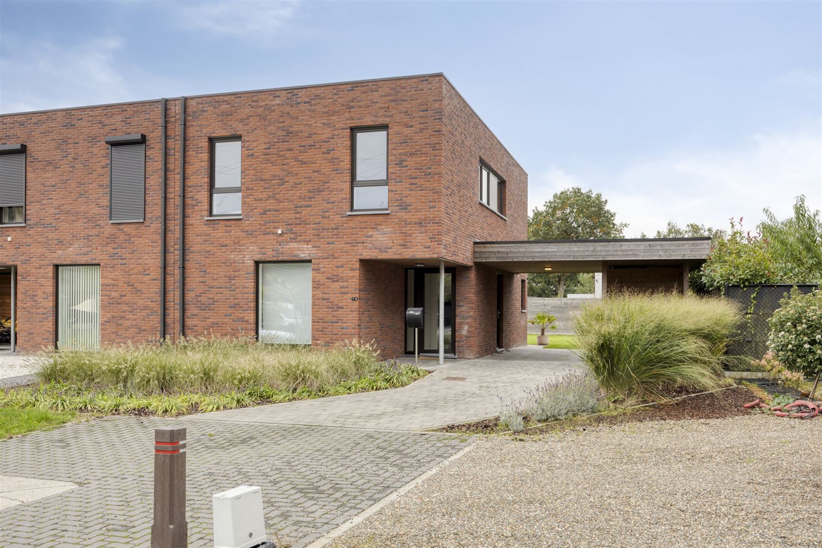 TE KOOP: Recente woning met 3 slaapkamers te Genk!  foto {{pictureIndex}}