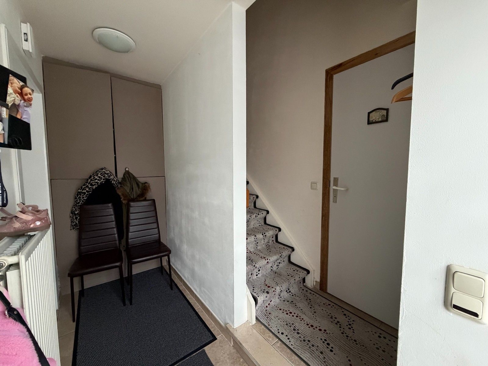 Ruime gezinswoning met 3 slaapkamers, grote tuin en garage foto 2