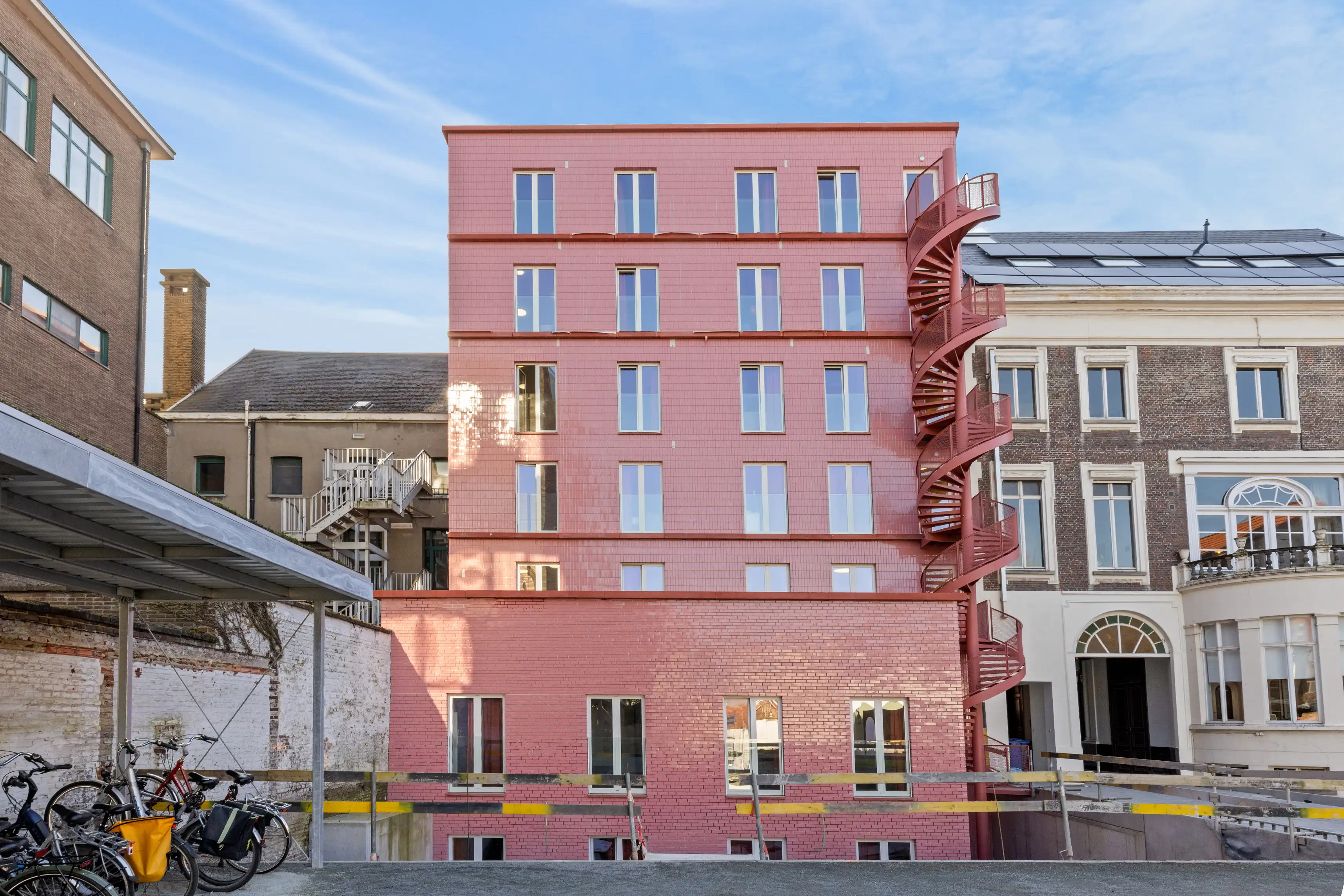 Nieuwe, verhuurde studentenhuisvesting te koop! foto {{pictureIndex}}