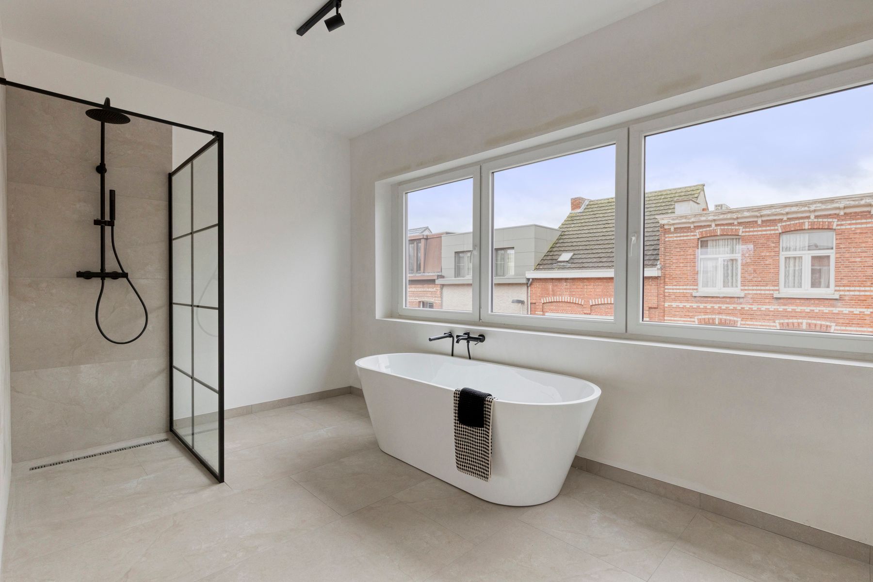 Energiezuinige vernieuwde woning met 4 slaapkamers. foto 19