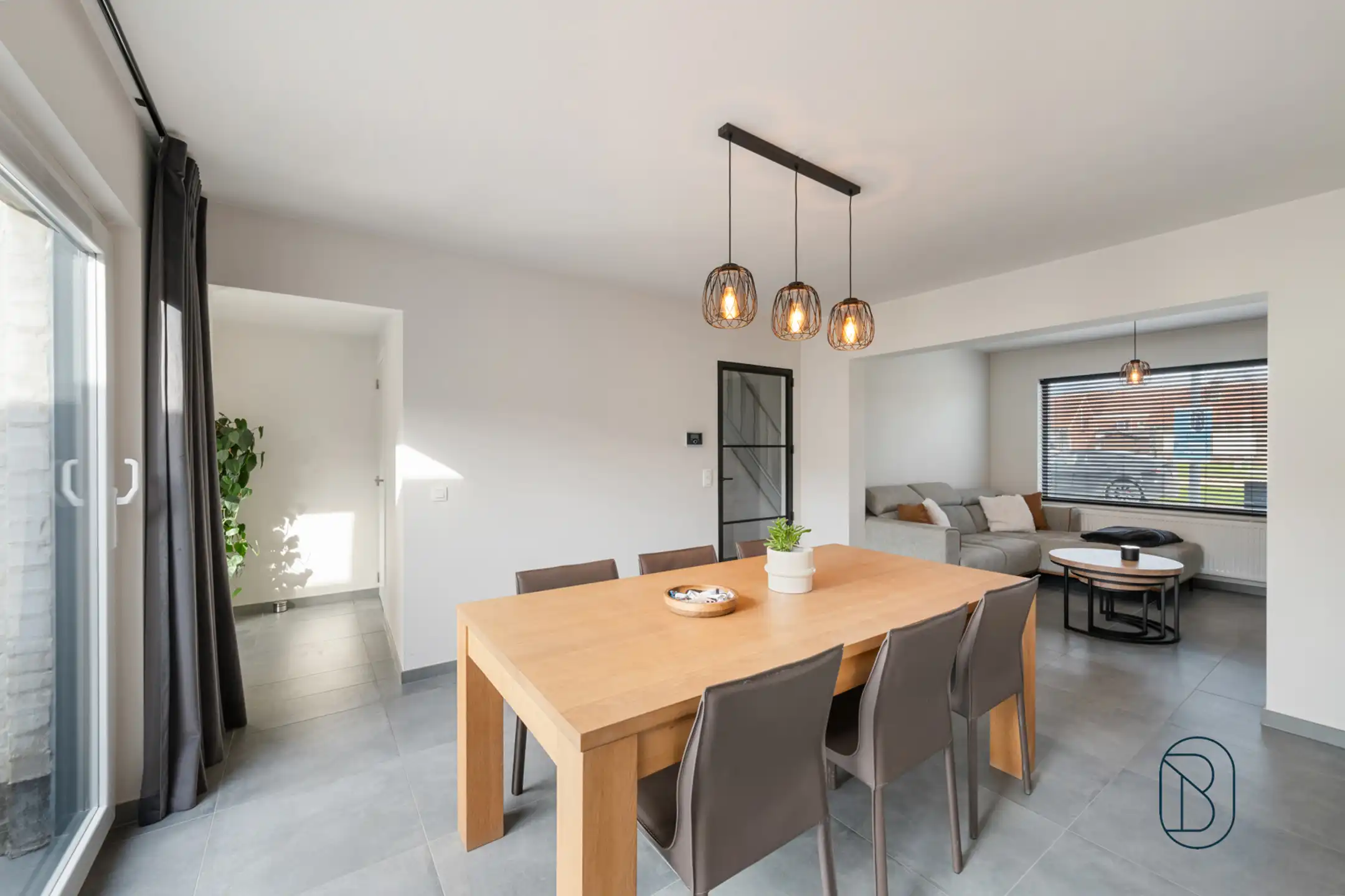 Volledig vernieuwde woning met 3 slk, garage en oprit foto {{pictureIndex}}