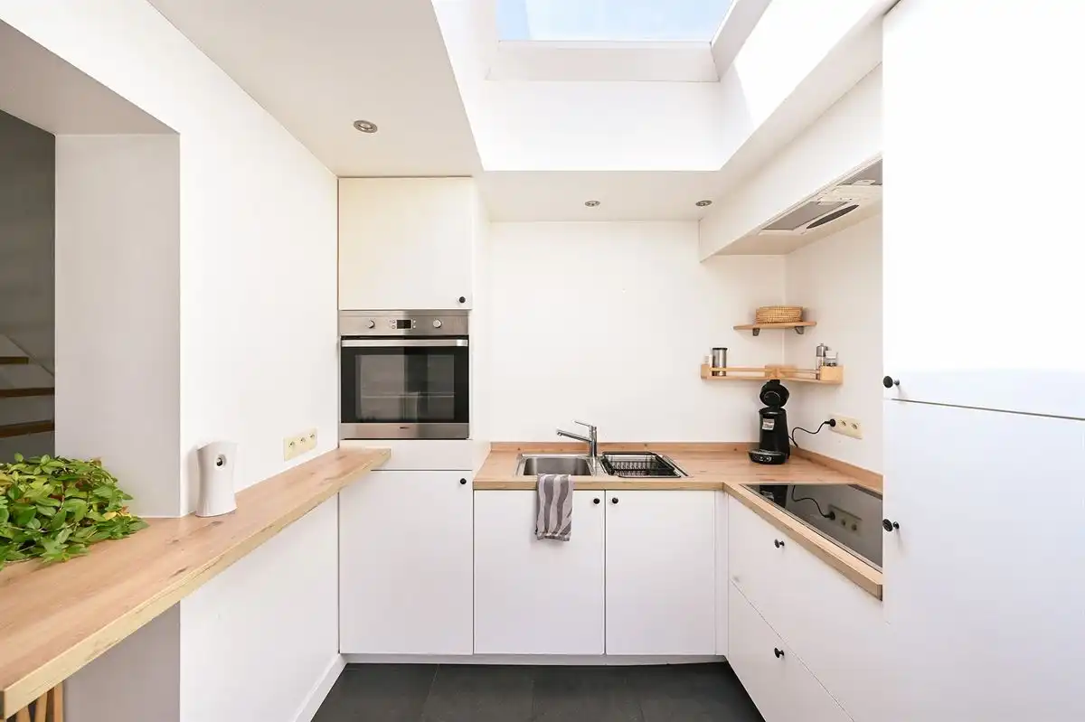 Leuke (starters)woning met zij-ingang foto 2