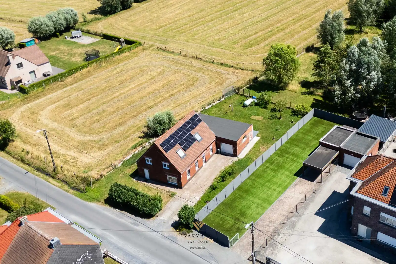 Alleenstaande woning op den buiten met 3 slaapkamers en garage foto {{pictureIndex}}