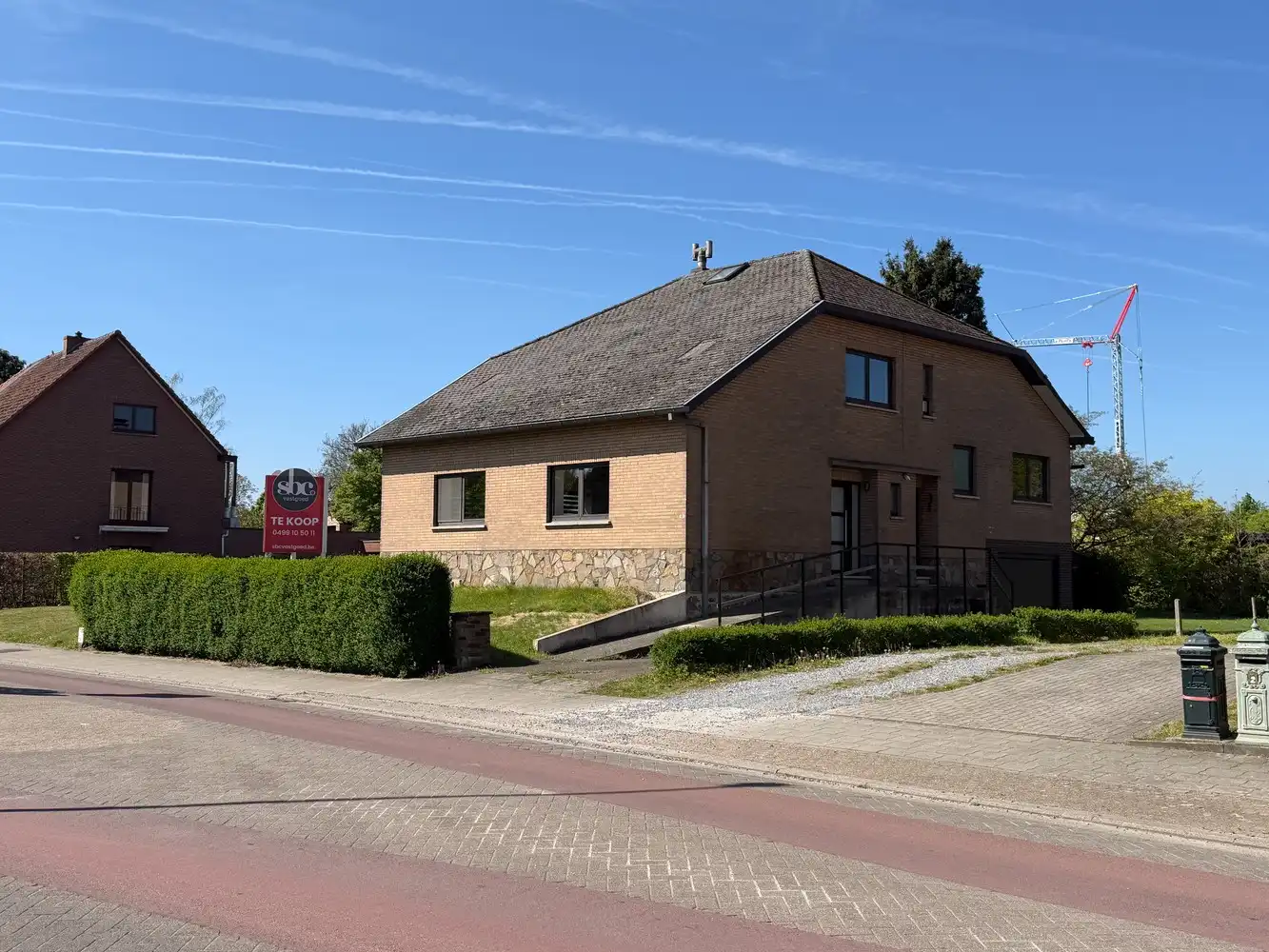 Ruime en lichtrijke vrijstaande woning foto {{pictureIndex}}