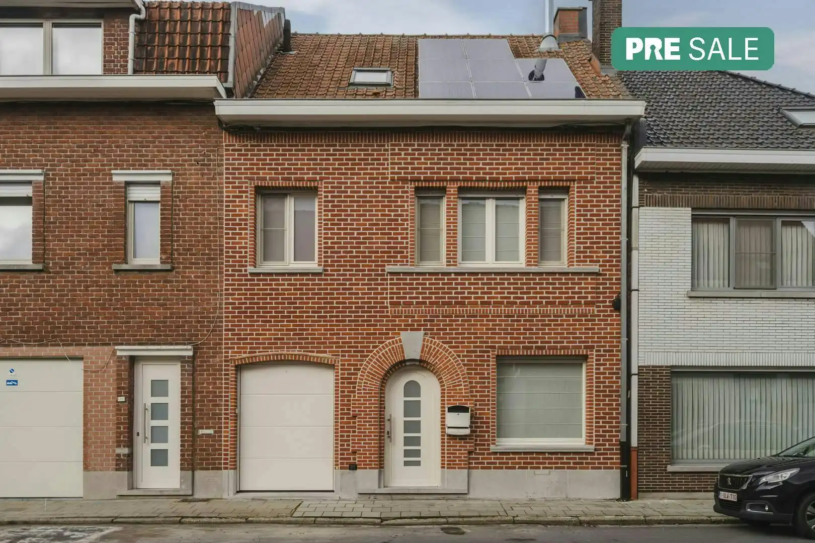 Instapklaar huis met 3 slaapkamers en tuin te koop in Wevelgem! foto {{pictureIndex}}