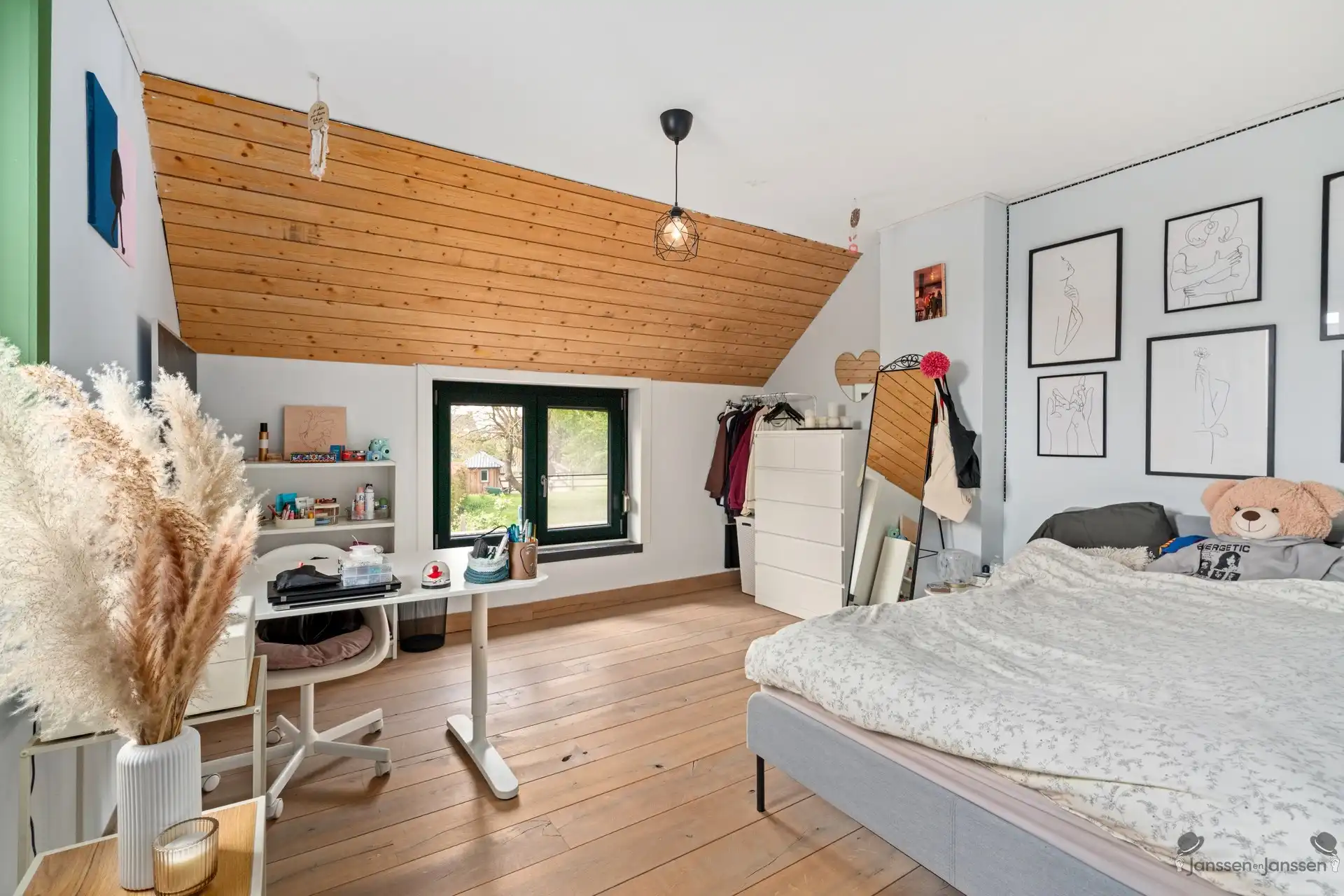 Karaktervolle, volledig gerenoveerde woning met ruime tuin en uitzicht op paardenweide foto 12