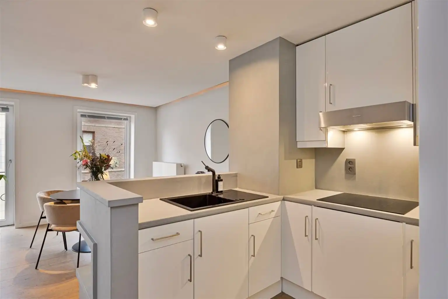 Gezellig, gerenoveerd 1-slaapkamerappartement met dressing/bureelruimte op een toplocatie nabij de Markt van Maaseik. foto 7