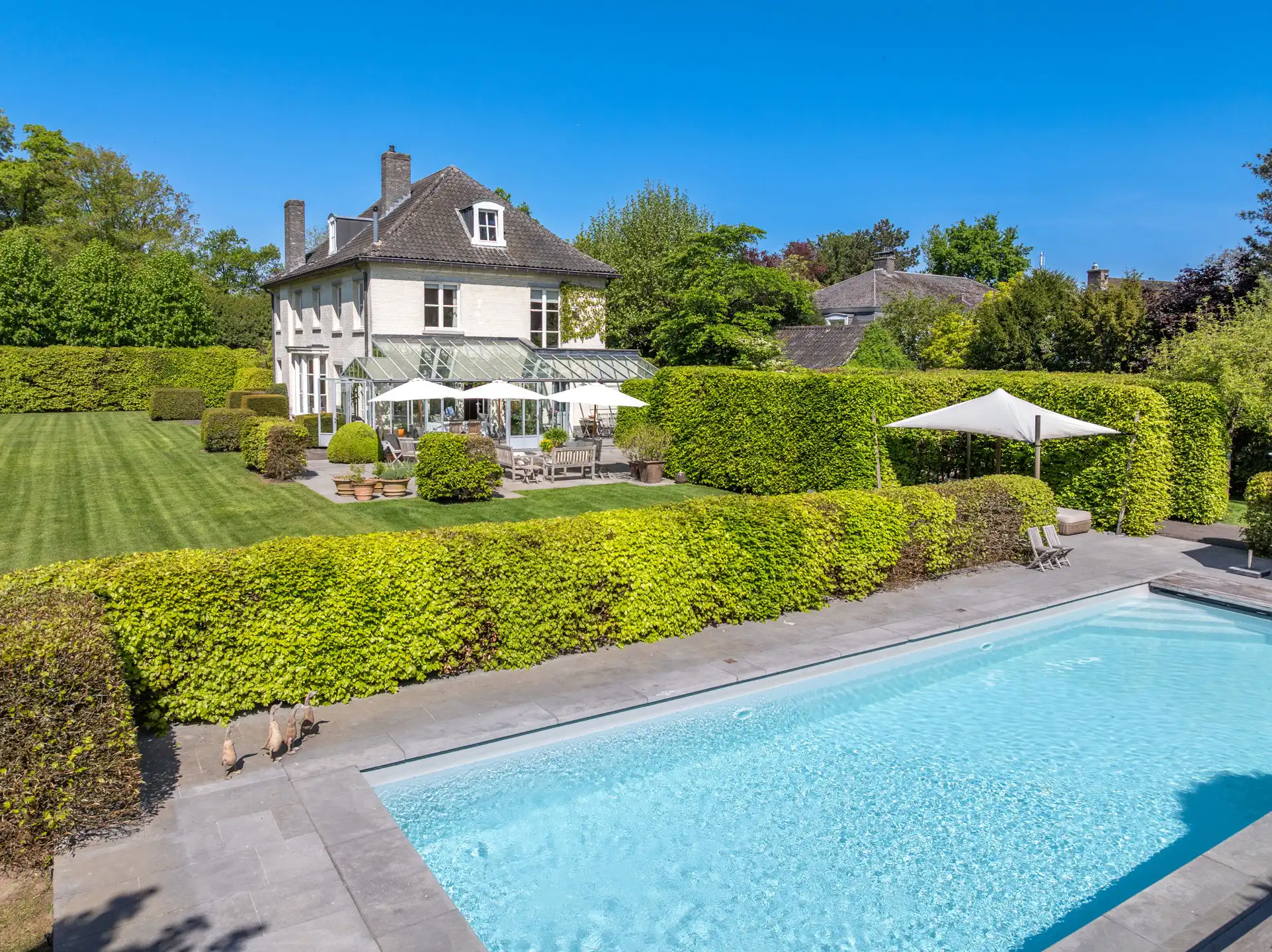 Unieke parel op royaal perceel (3.877 m²) met bouwgrond foto {{pictureIndex}}