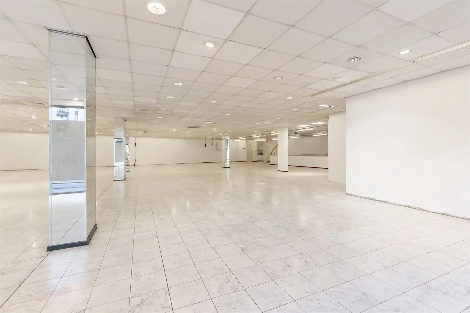 IDEALIS VASTGOED – Extra ruim handelspand (+-500m²!!!) met tal van mogelijkheden op een extra centrale, commerciële zichtlocatie te midden van het centrum in Genk foto 22