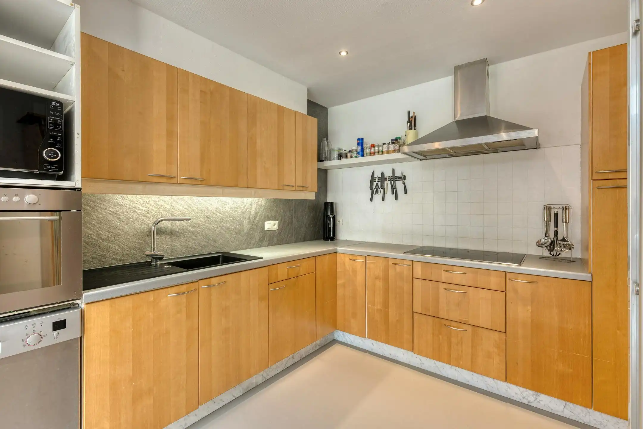 Instapklare woning met garage te koop in Heule! foto 4