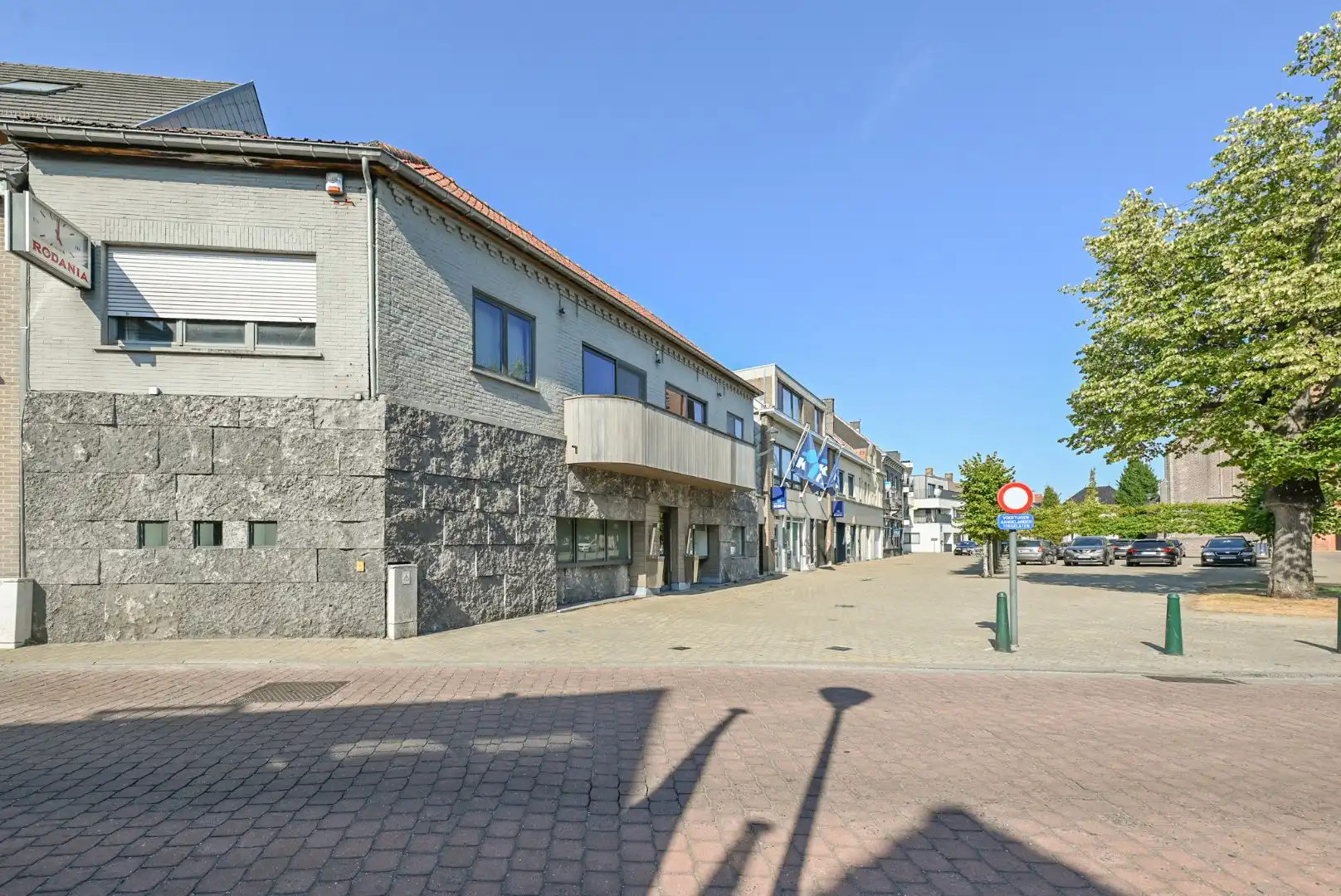 Handelspand met woonst met 3 slaapkamers, gezellige binnenkoer en groot terras foto 2